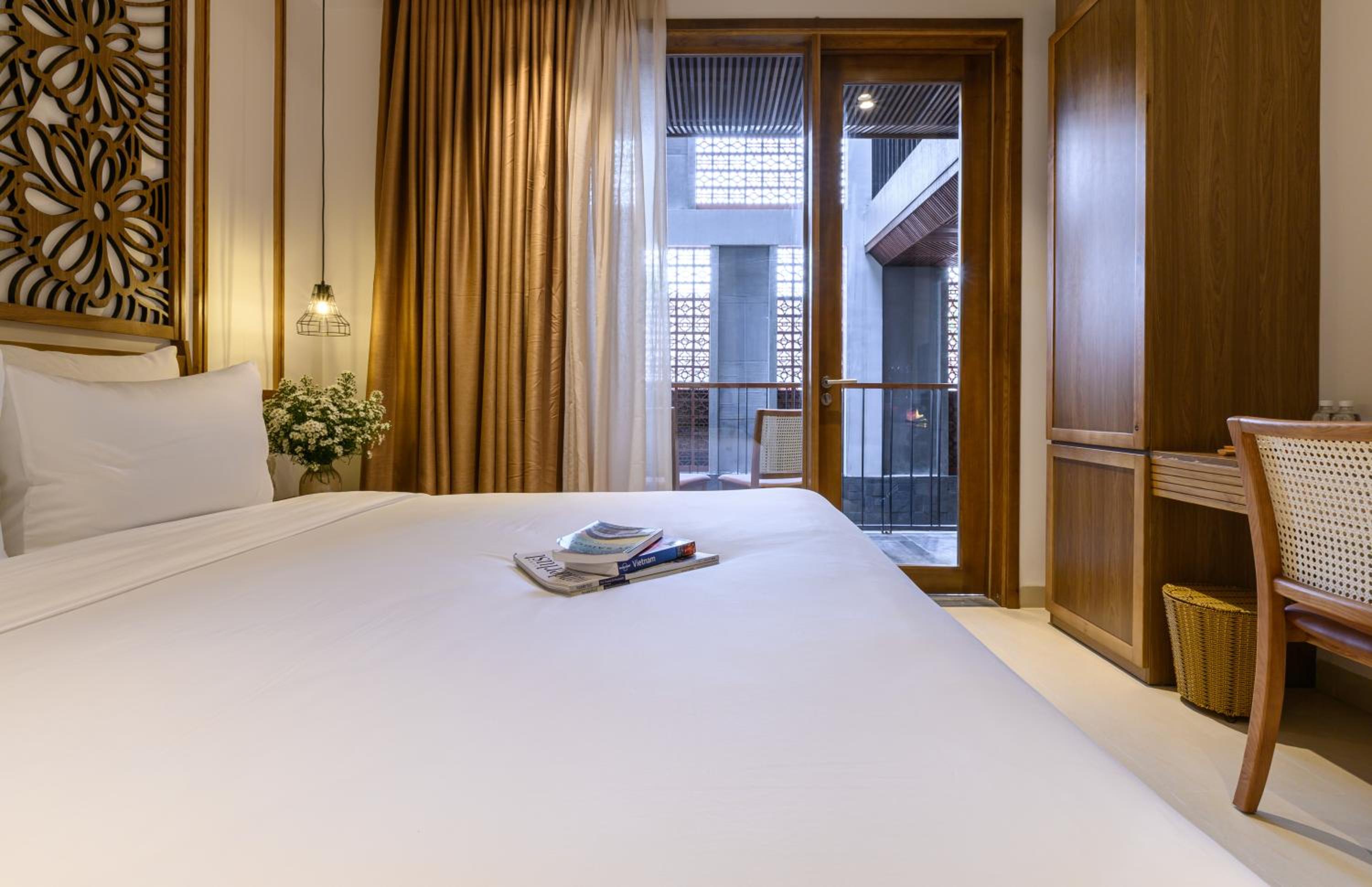 Deluxe Double Room with Balcony and Garden View