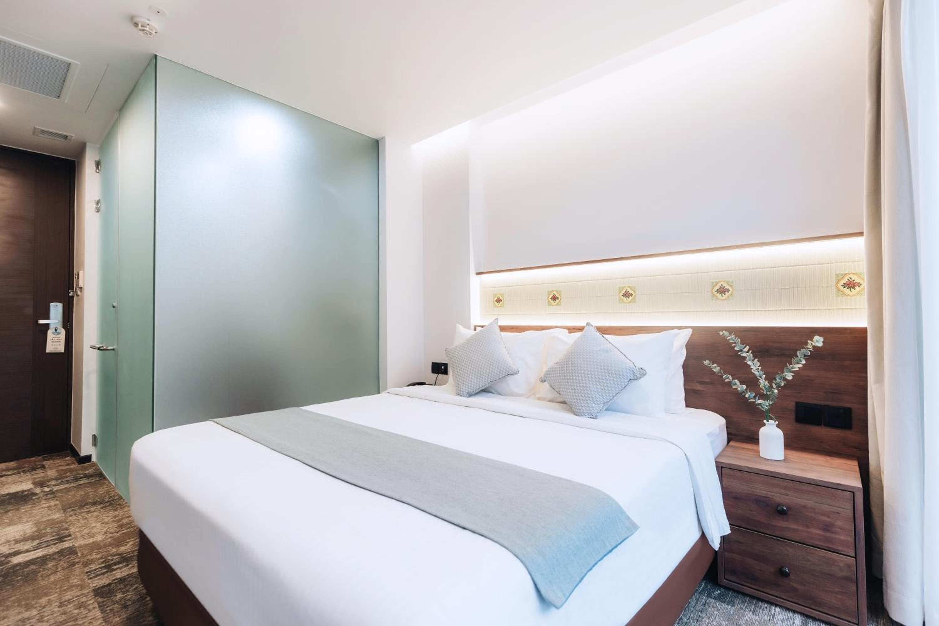 Classic Queen with Patio