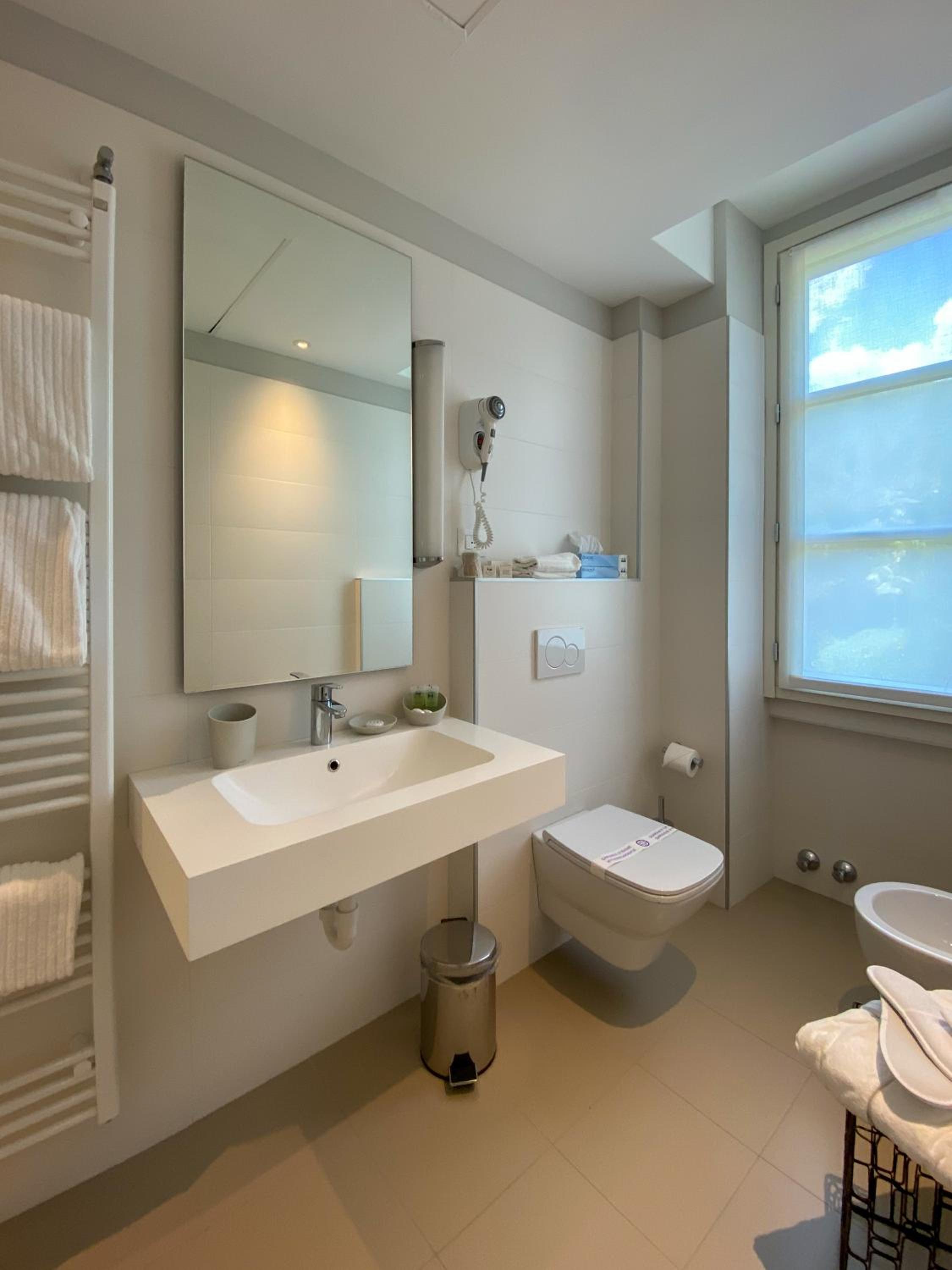 Double Room with Partial Lake View