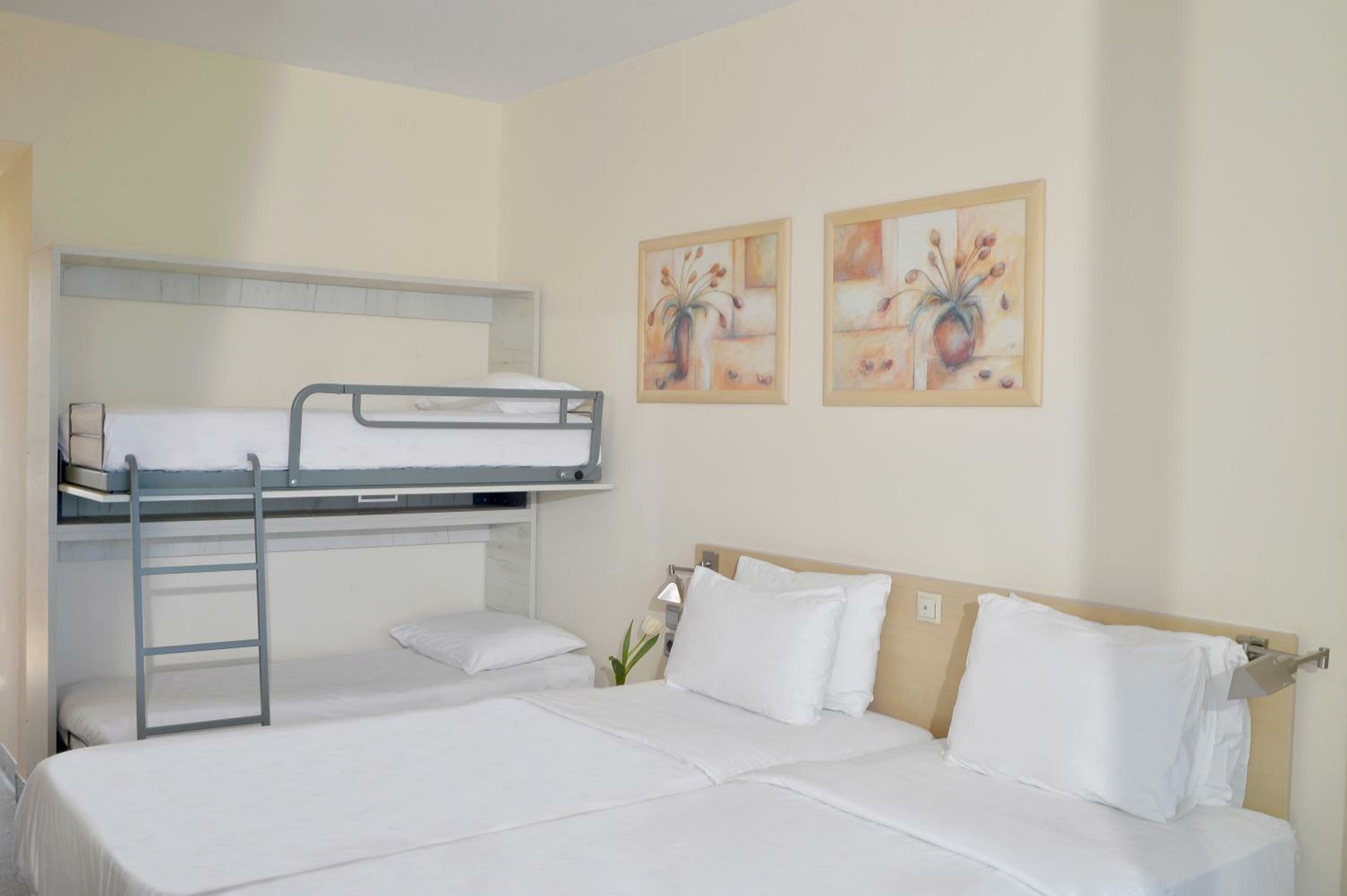 Family (2 Adults + 2 Children)