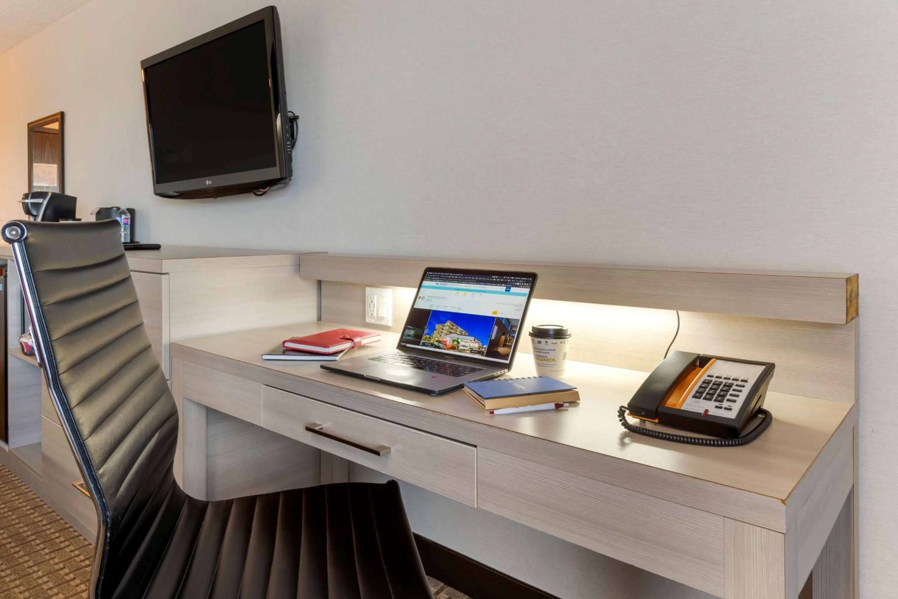 Deluxe Queen Room with Two Queen Beds - Non-Smoking