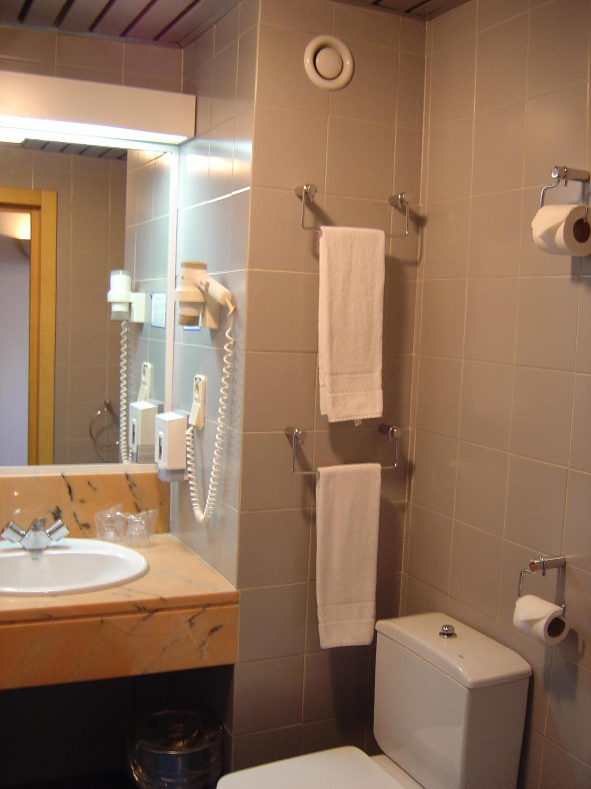 Family Room (2 Adults + 1 Child)