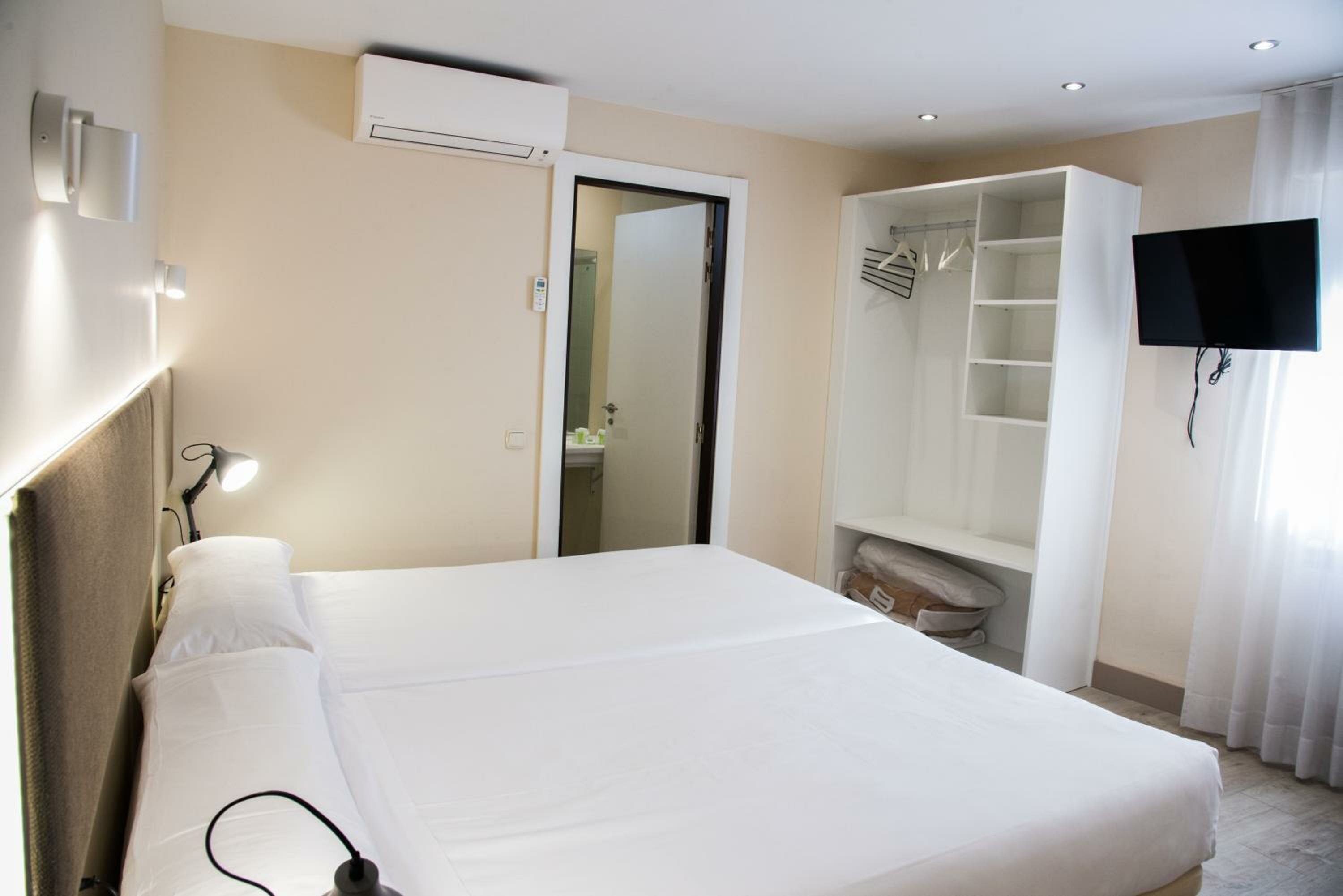 Twin Room (1-2 Adults)