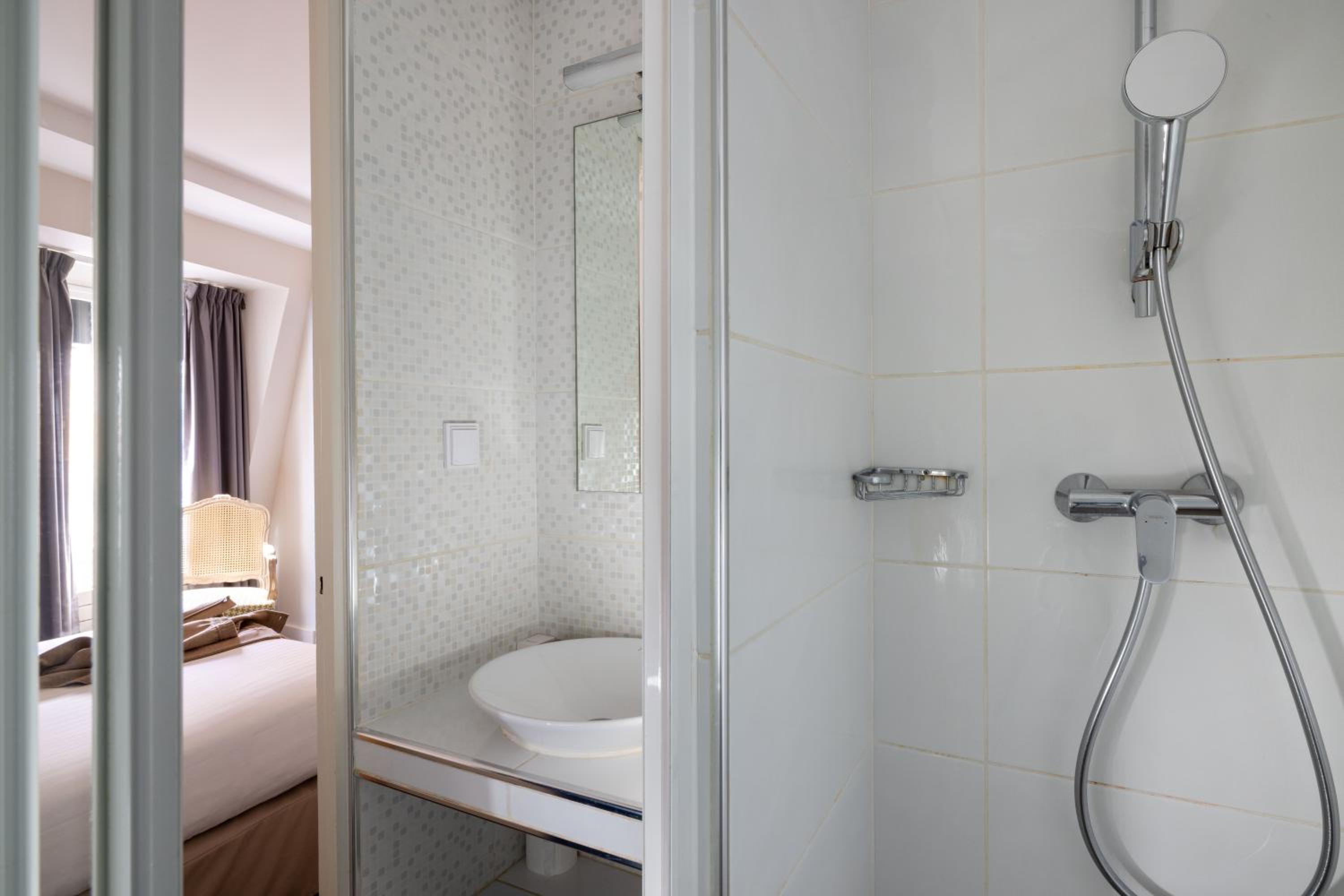 Superior Room with Queen Bed