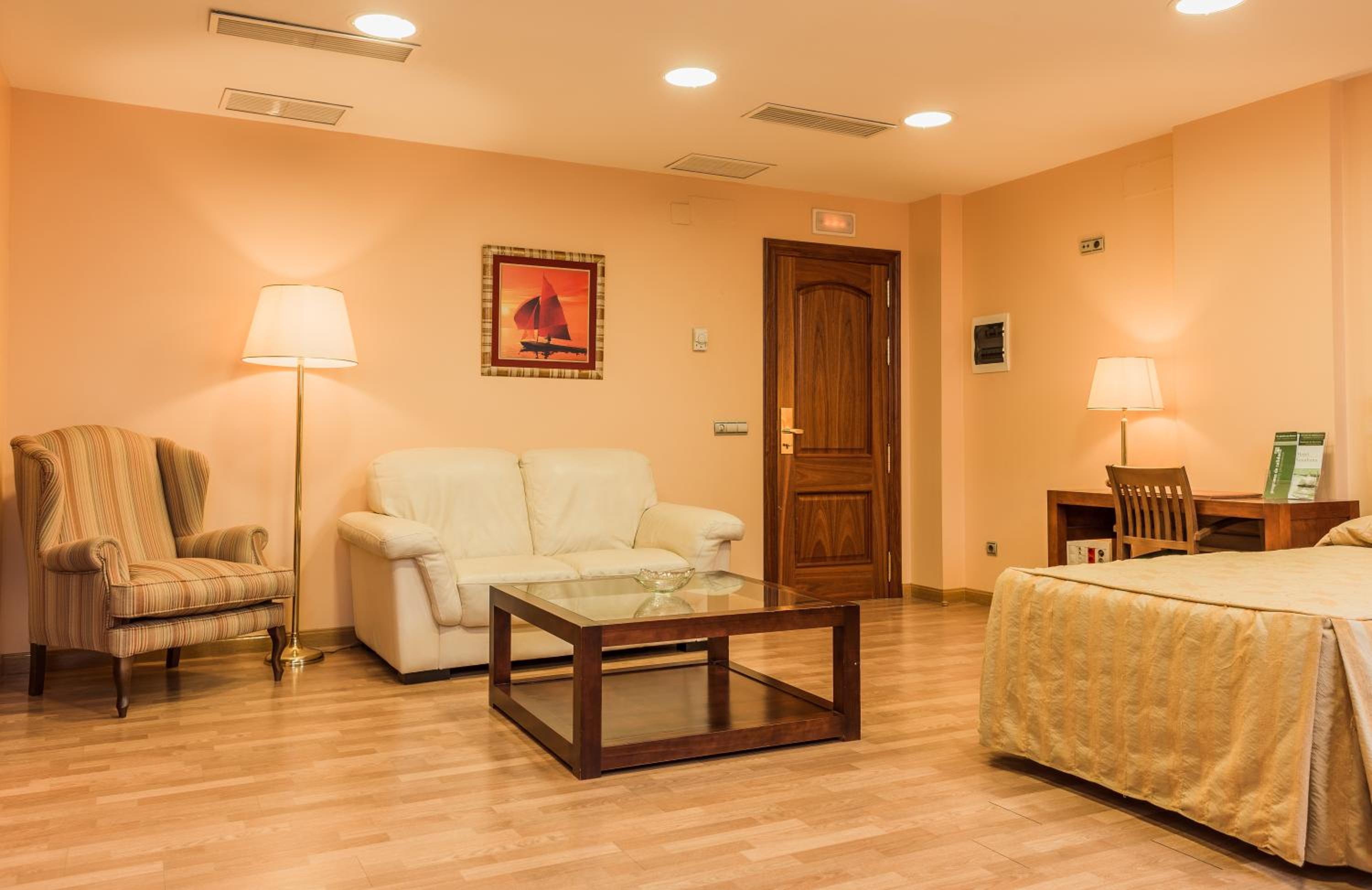 Family Room (2 Adults + 2 Children)