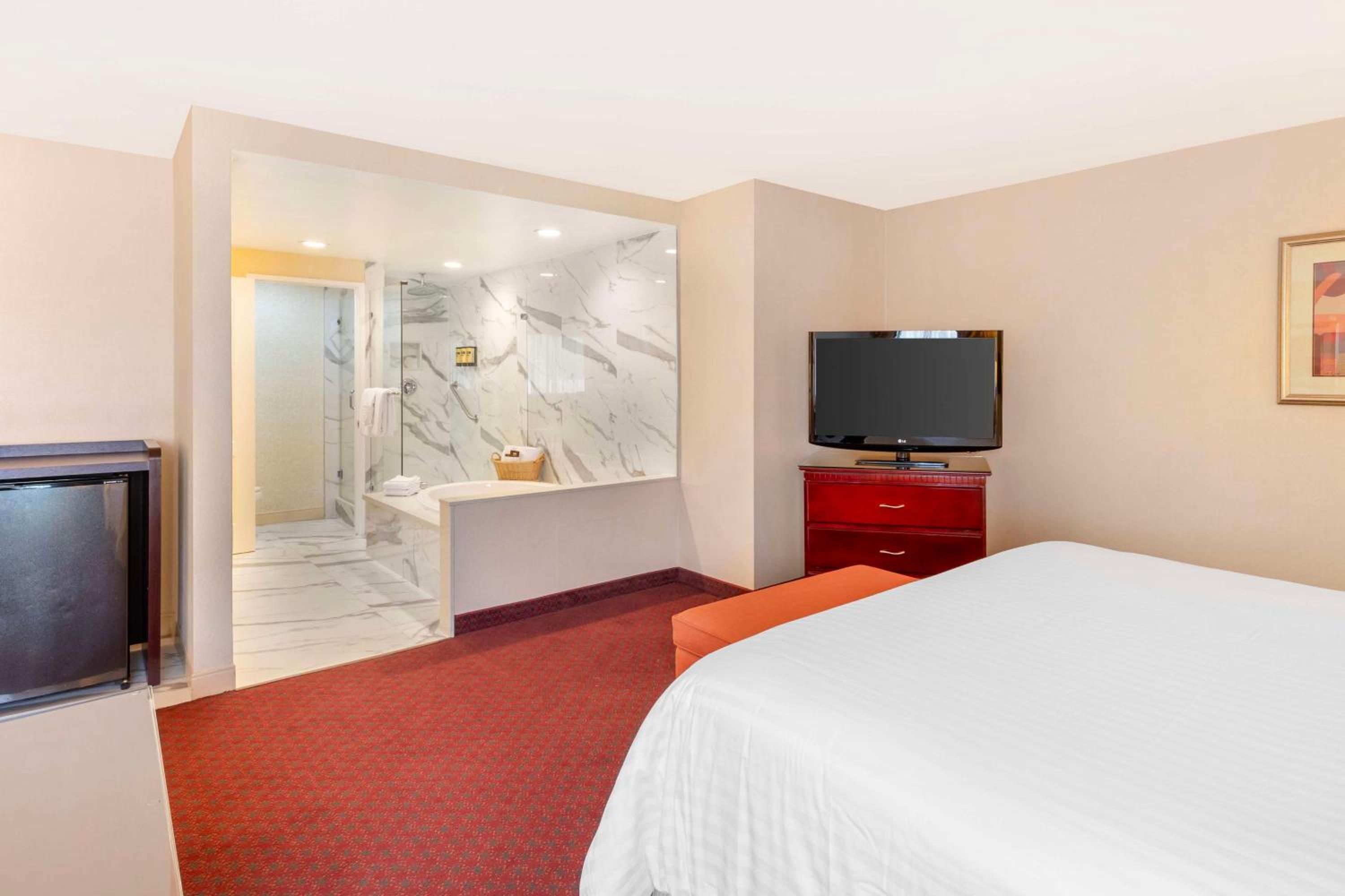 King Suite with Hot Tub - Non-Smoking