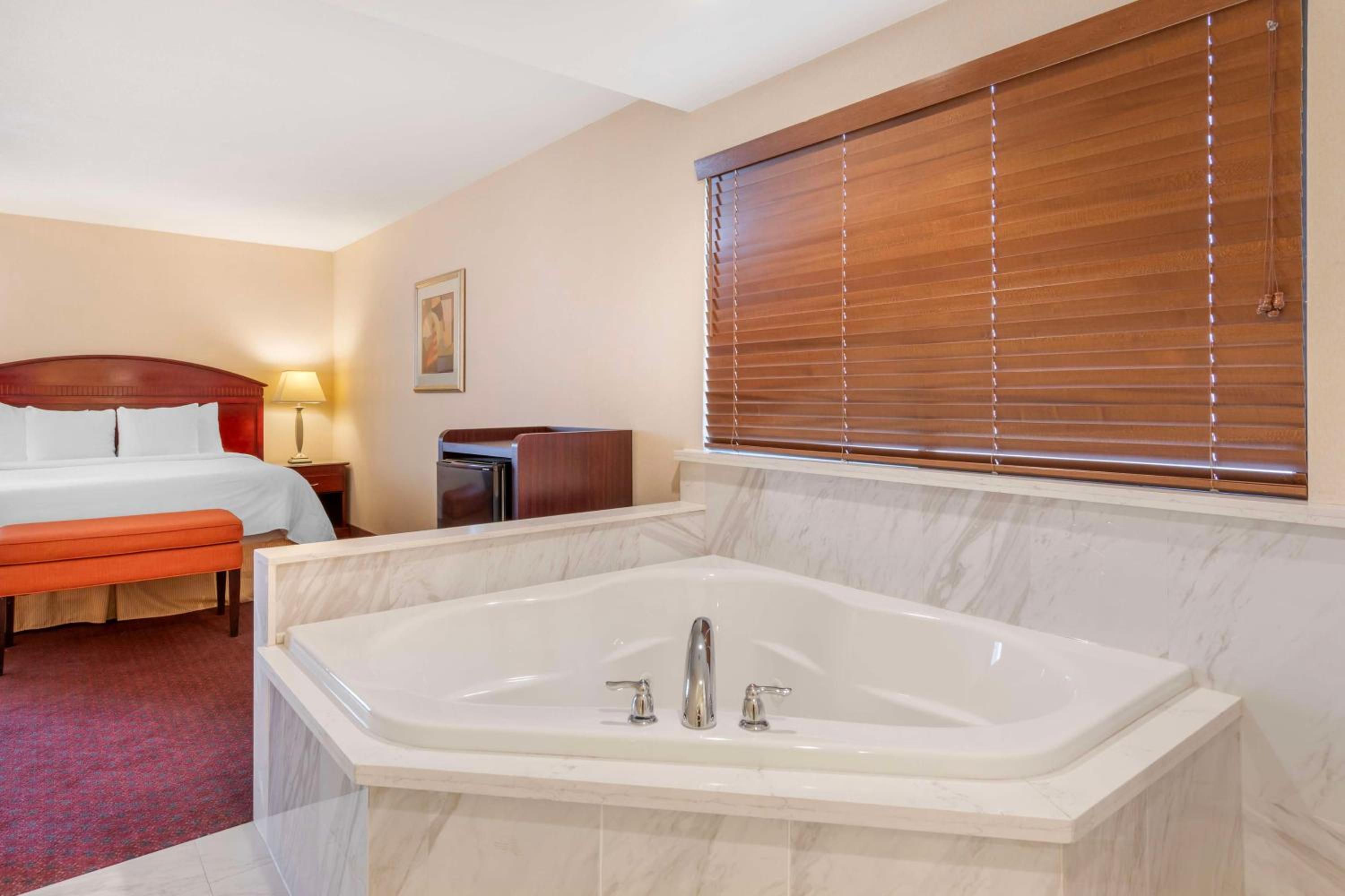 King Suite with Hot Tub - Non-Smoking