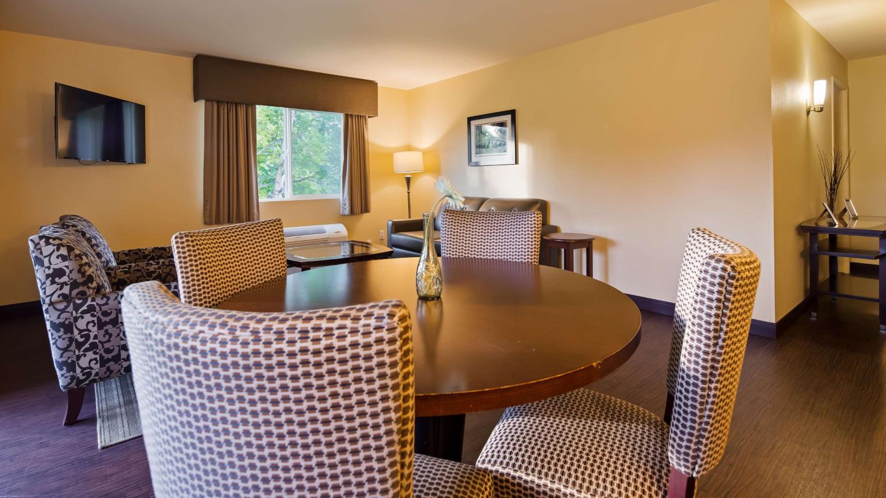 One-Bedroom King Suite with Balcony, Golf Course View and Living Room - Non-Smoking