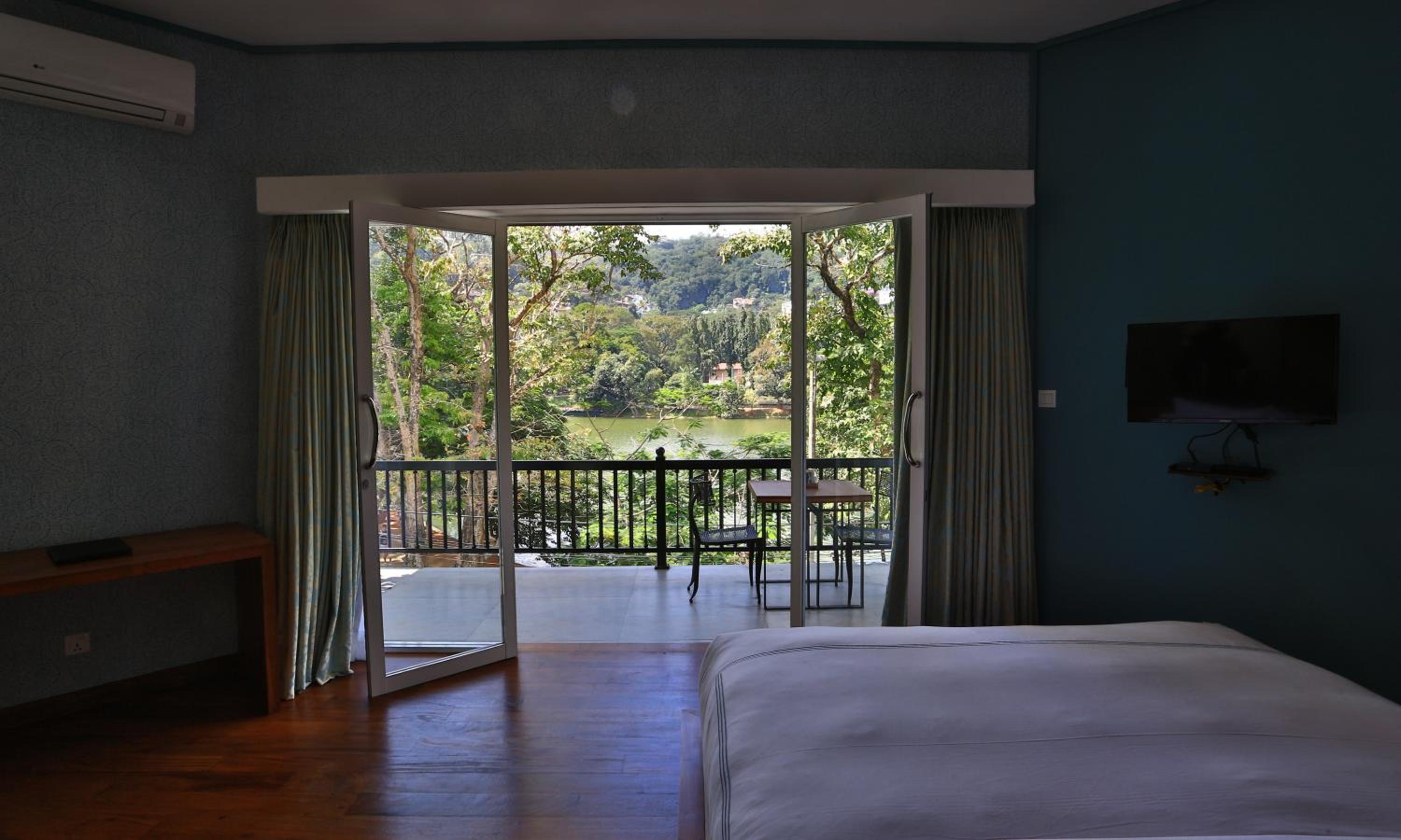 Suite with Lake View