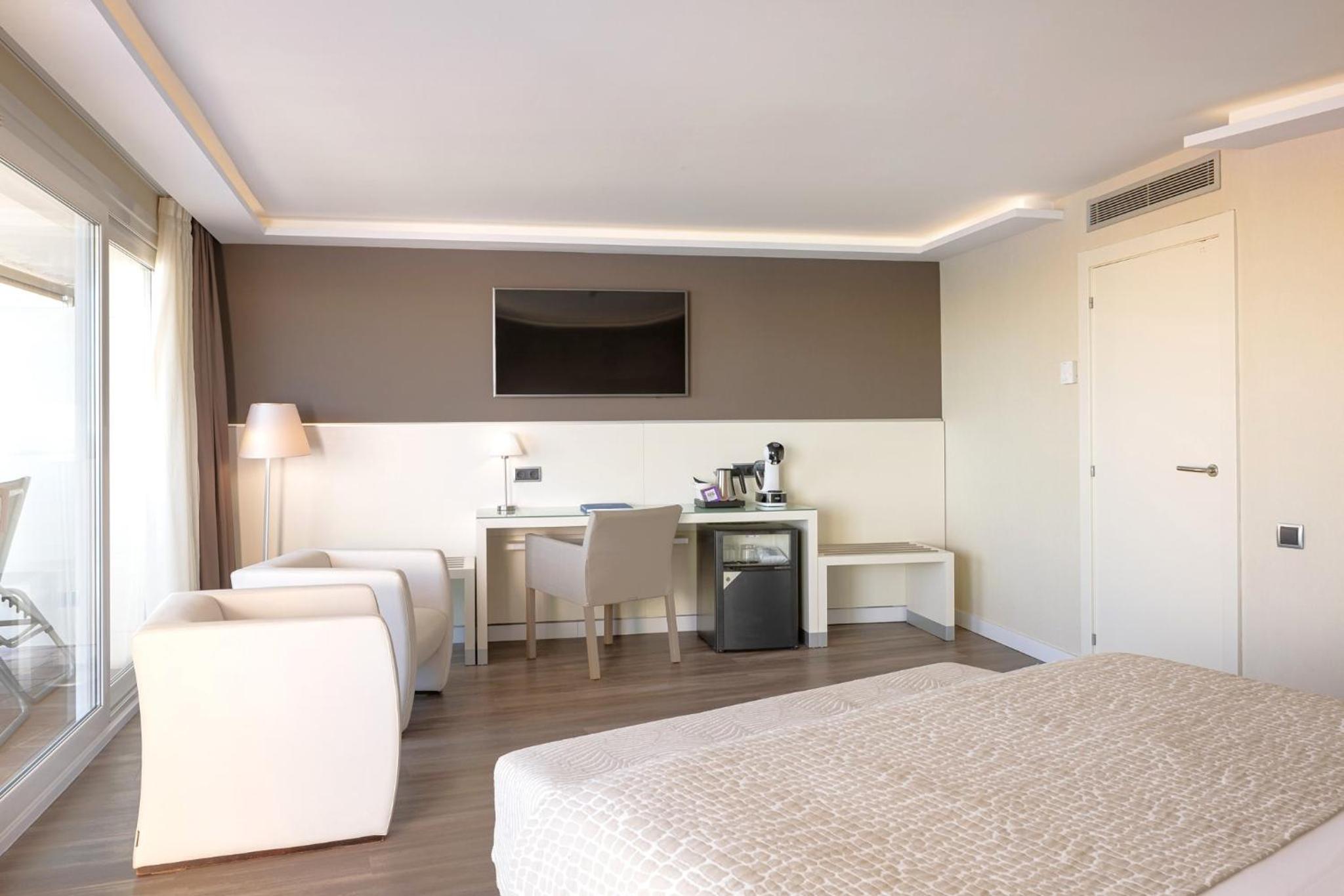 Junior Suite Side Sea View (2 Adults)