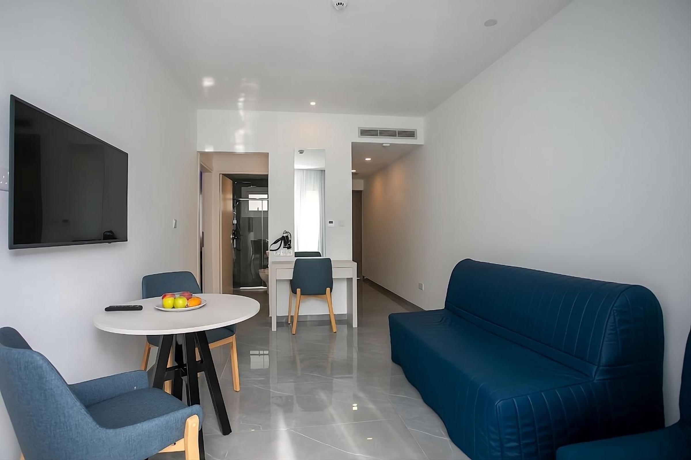 Suite with Queen Bed and Kitchen - Non-Smoking