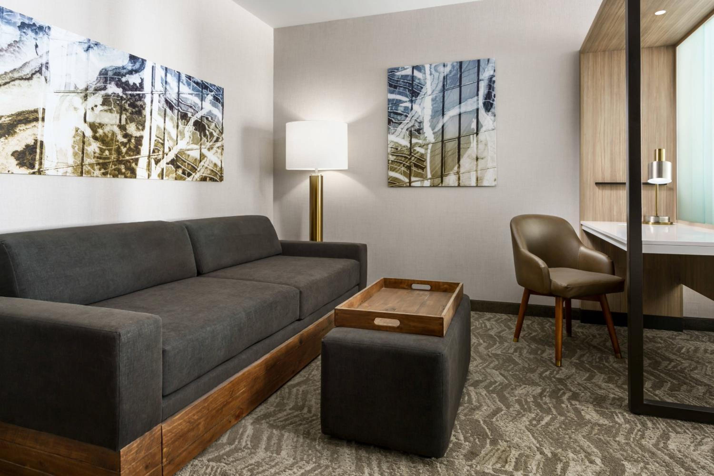 Queen Suite with Trundle Bed and Adapted Tub - Mobility and Hearing Accessible