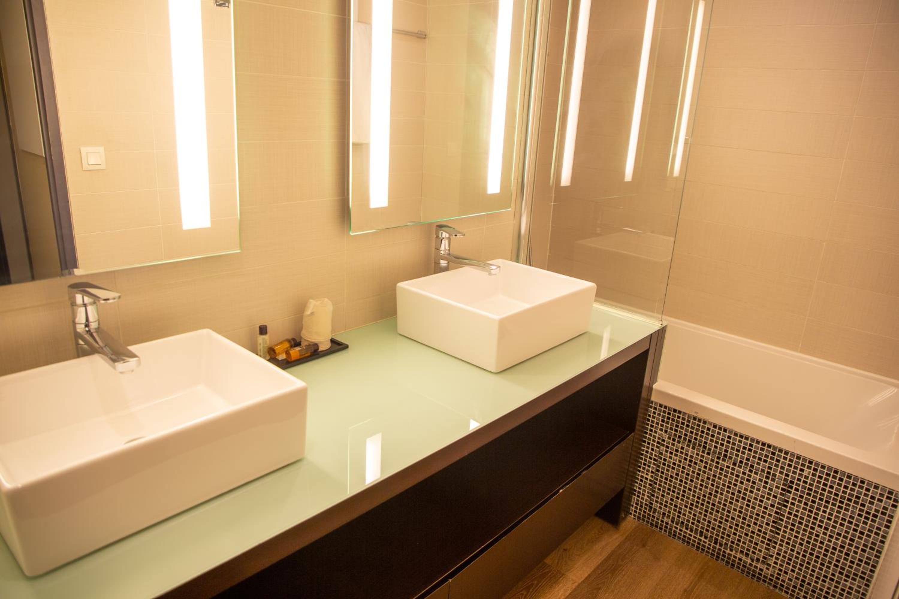 One-Bedroom and Living Room with a Sofa Bed Apartment 