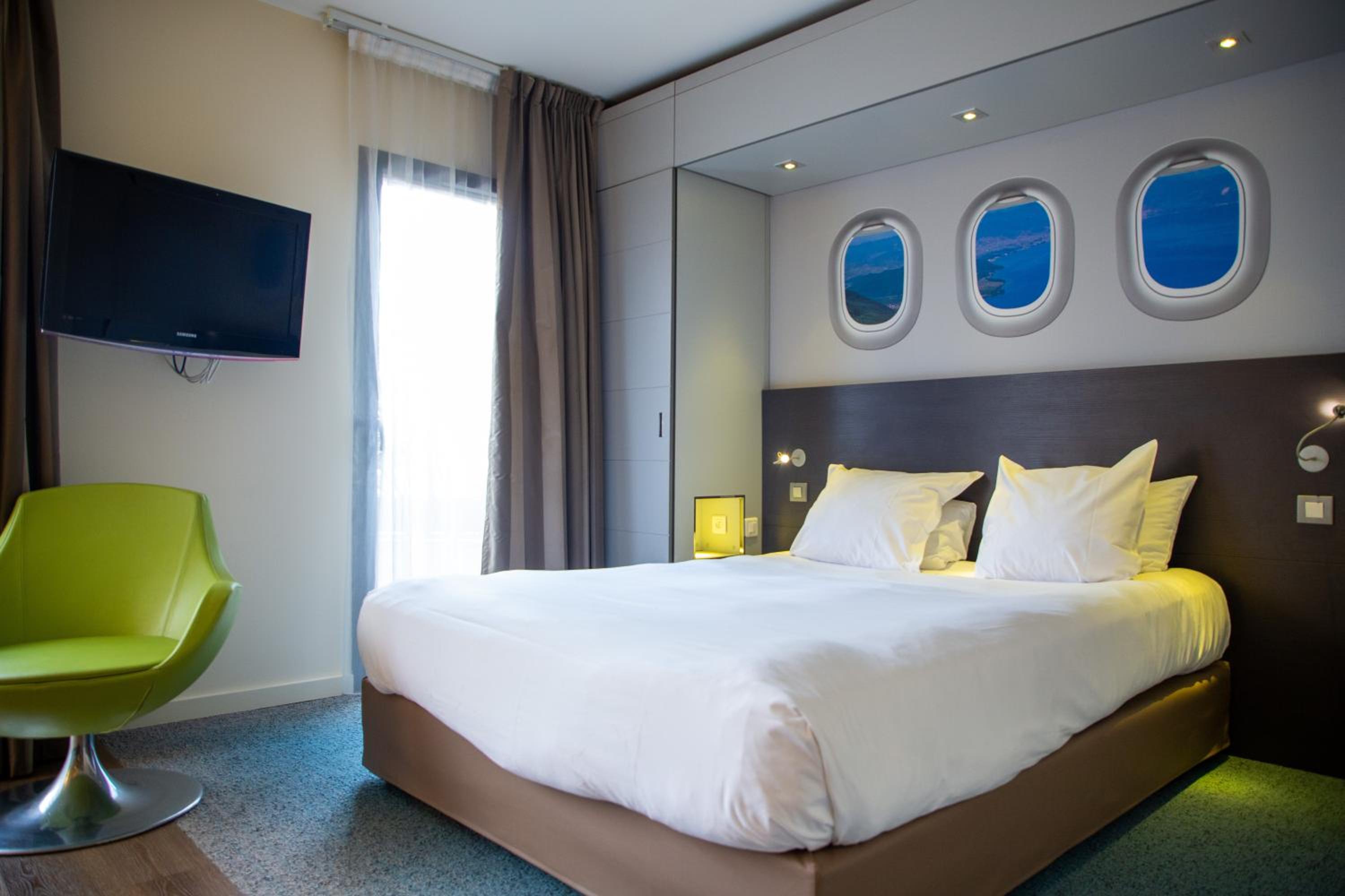 One-Bedroom and Living Room with a Sofa Bed Apartment 