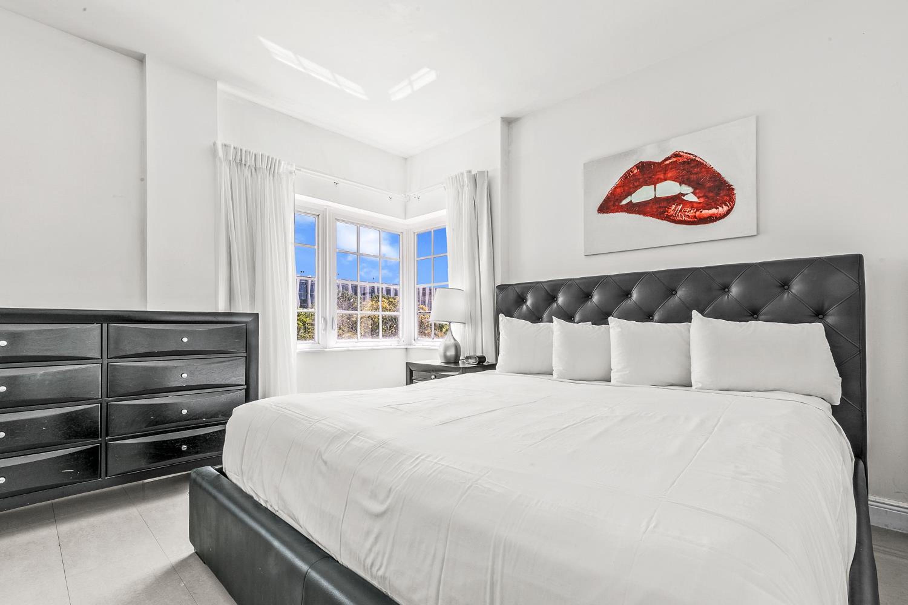 Premium Corner One-Bedroom Suite with Kitchen