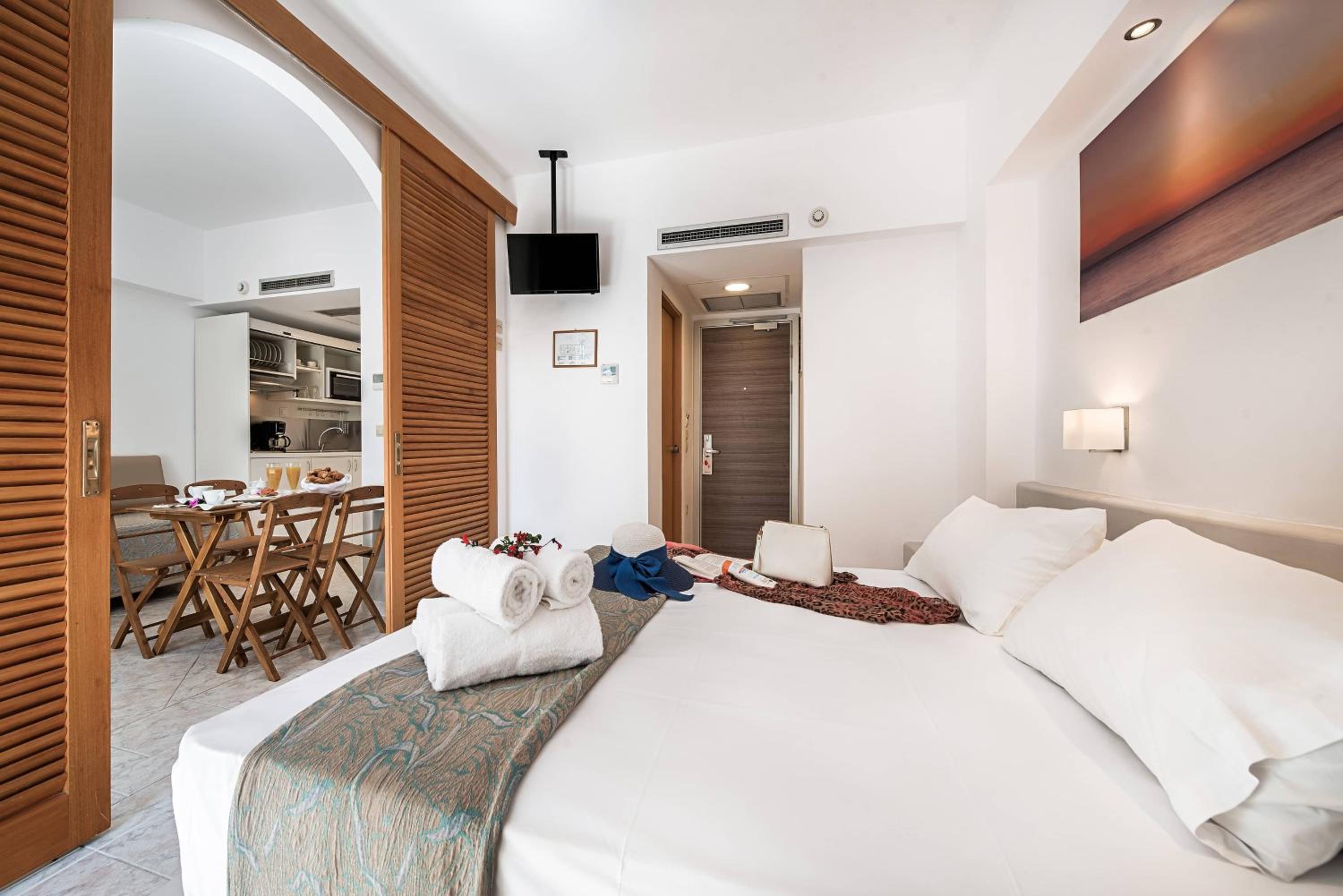 One-Bedroom Apartment (2-4) with Balcony