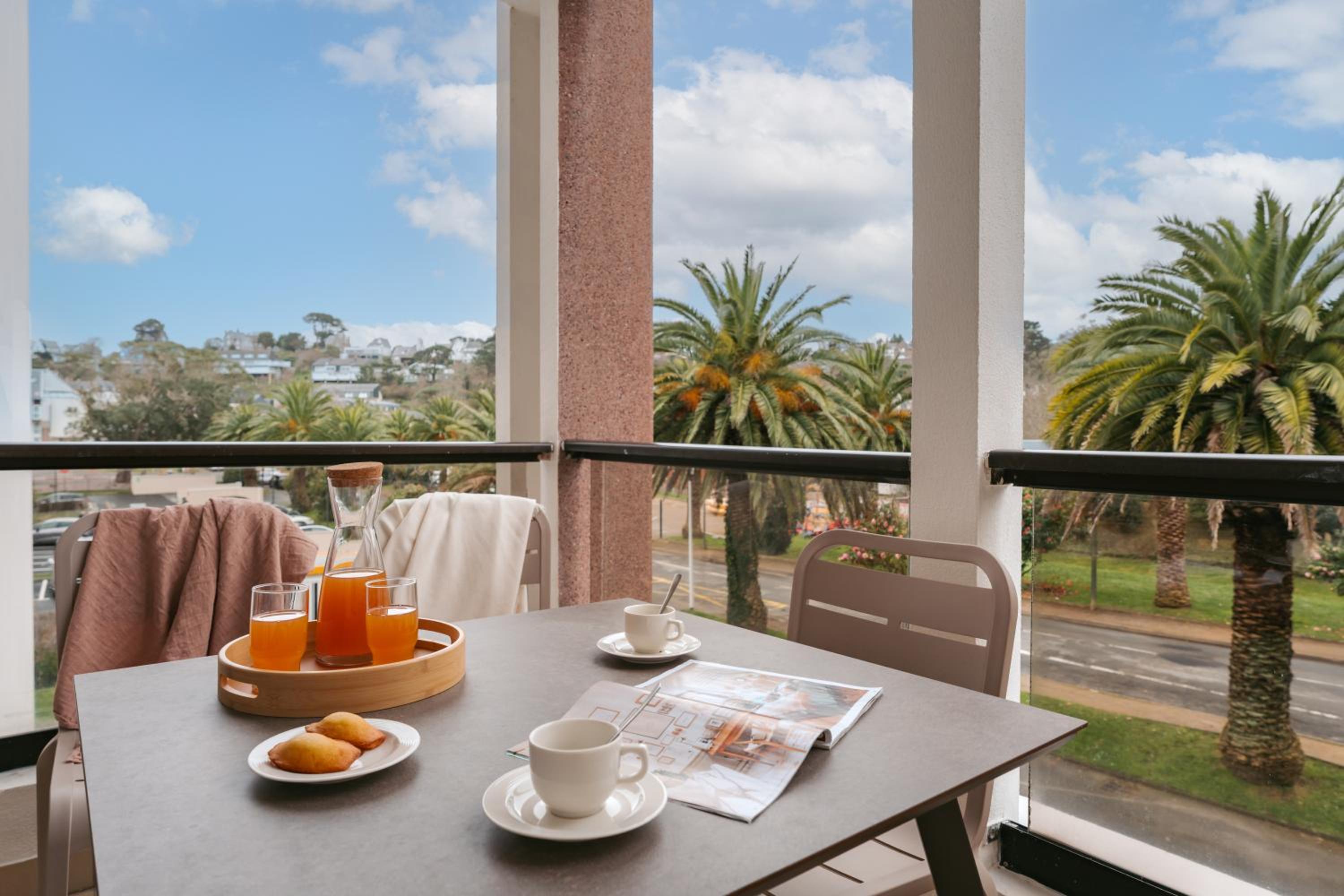 One-Bedroom Apartment with Terrace or Balcony (5 People)