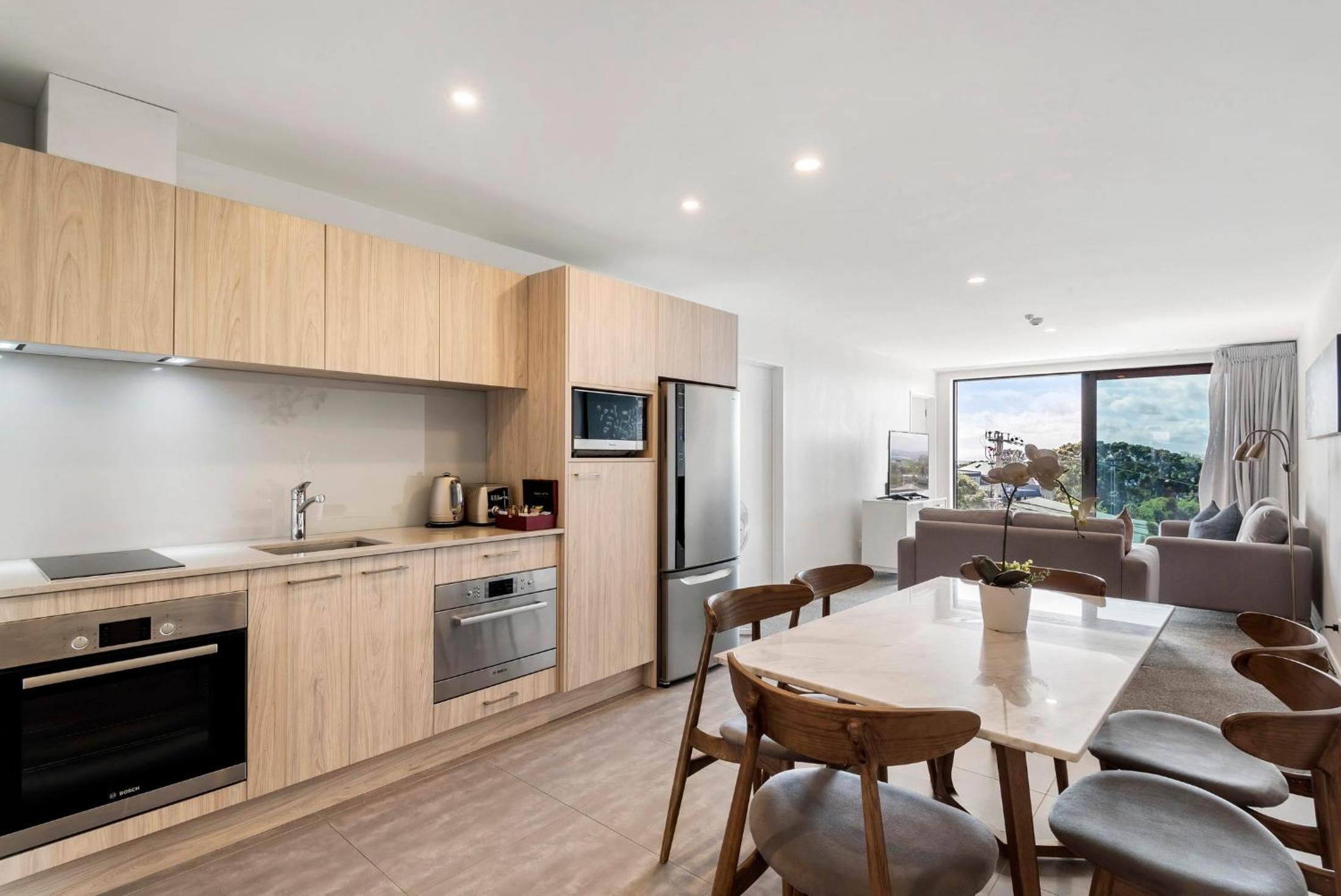 TWO-BEDROOM EXECUTIVE SUITE WITH CITY VIEWS (King+Queen)