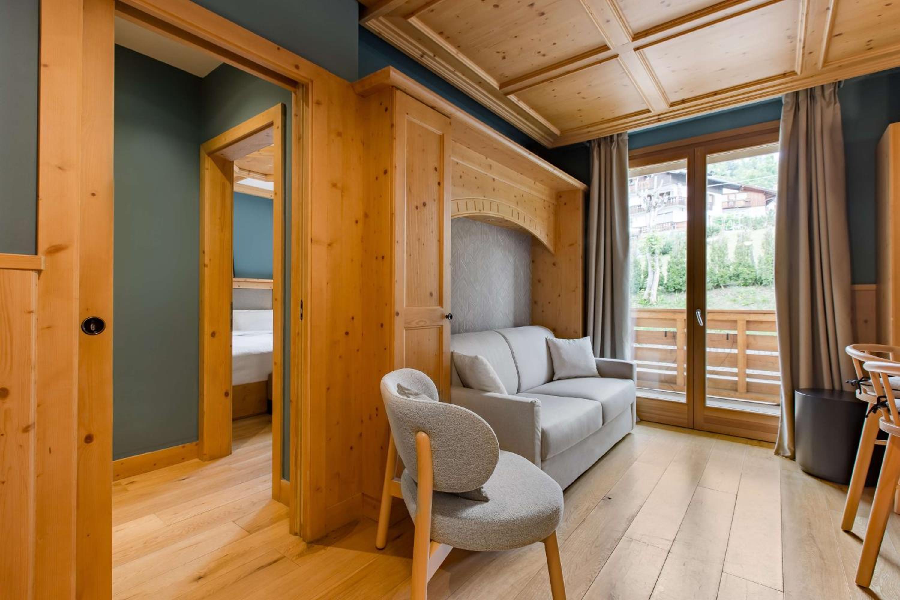 One-Bedroom Apartment with Cristallo Mountain View