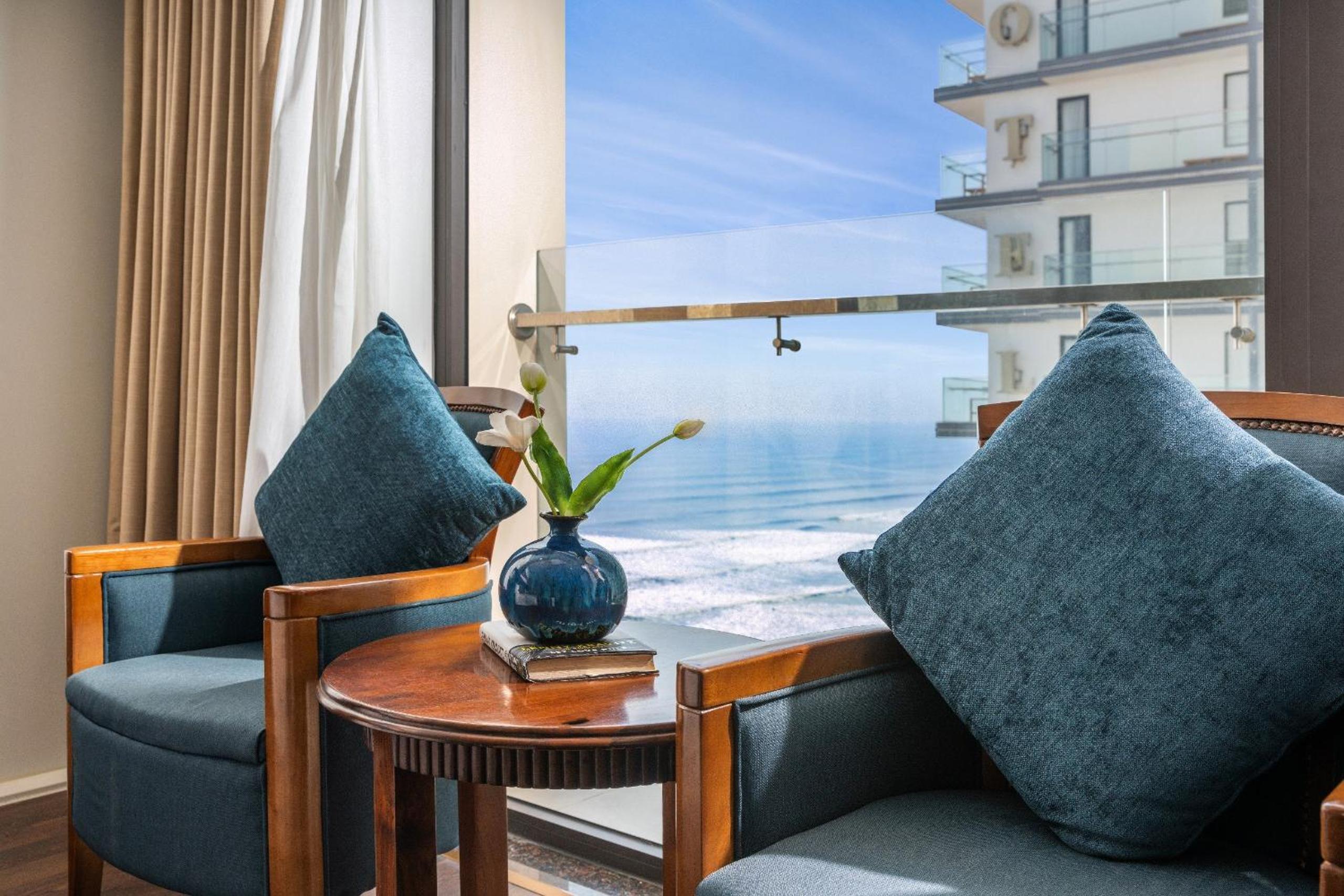 Deluxe Double Room with Balcony and Partial Sea View