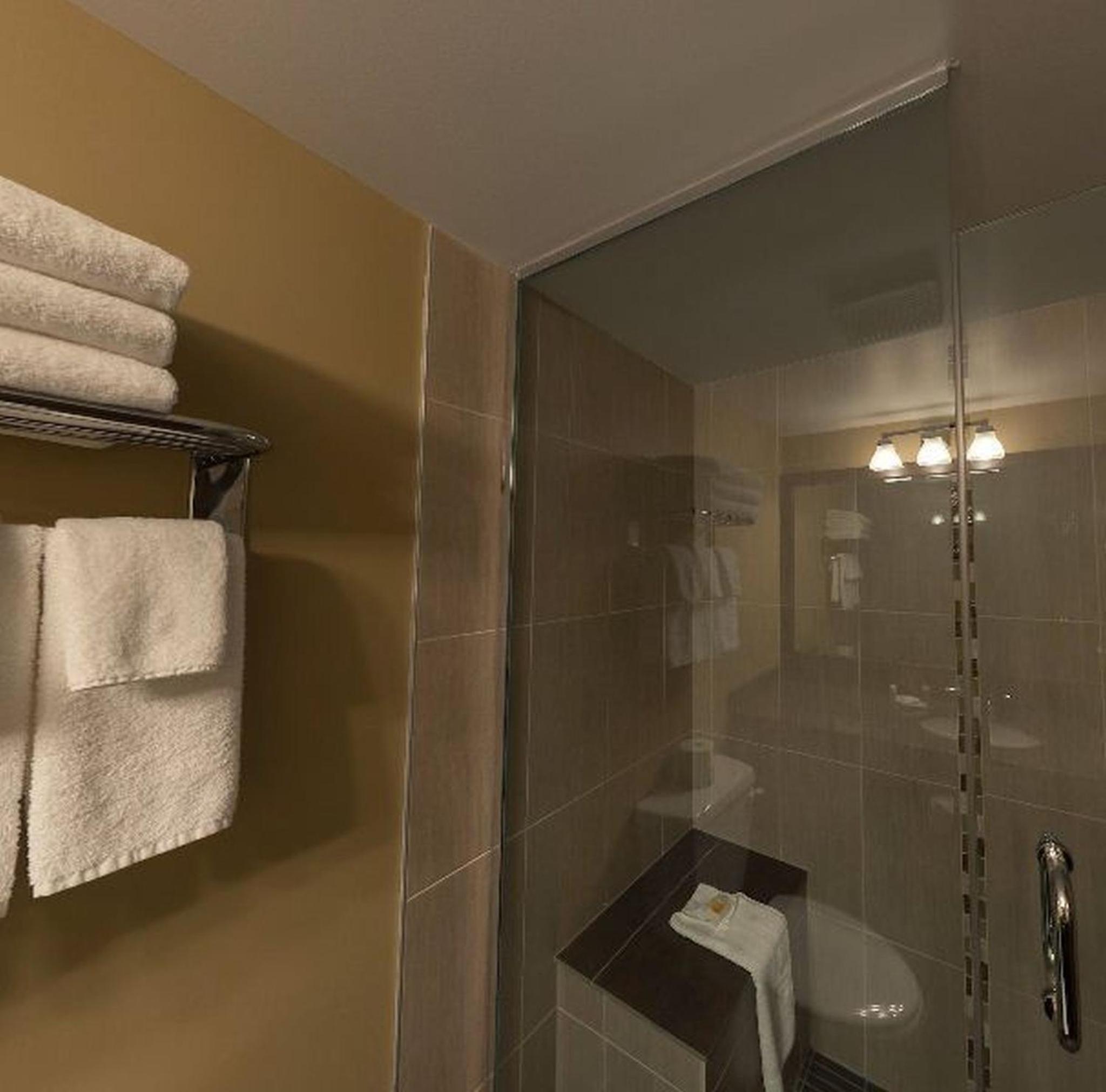 Double Queen Room with Shower - Non-Smoking