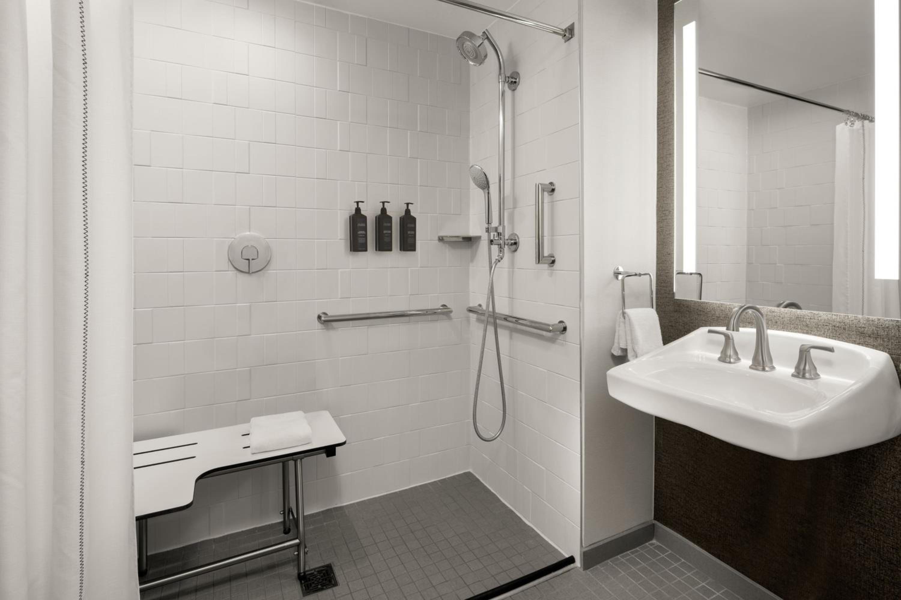 Double Room with Two Double Beds and Adapted Tub - Mobility Accessible