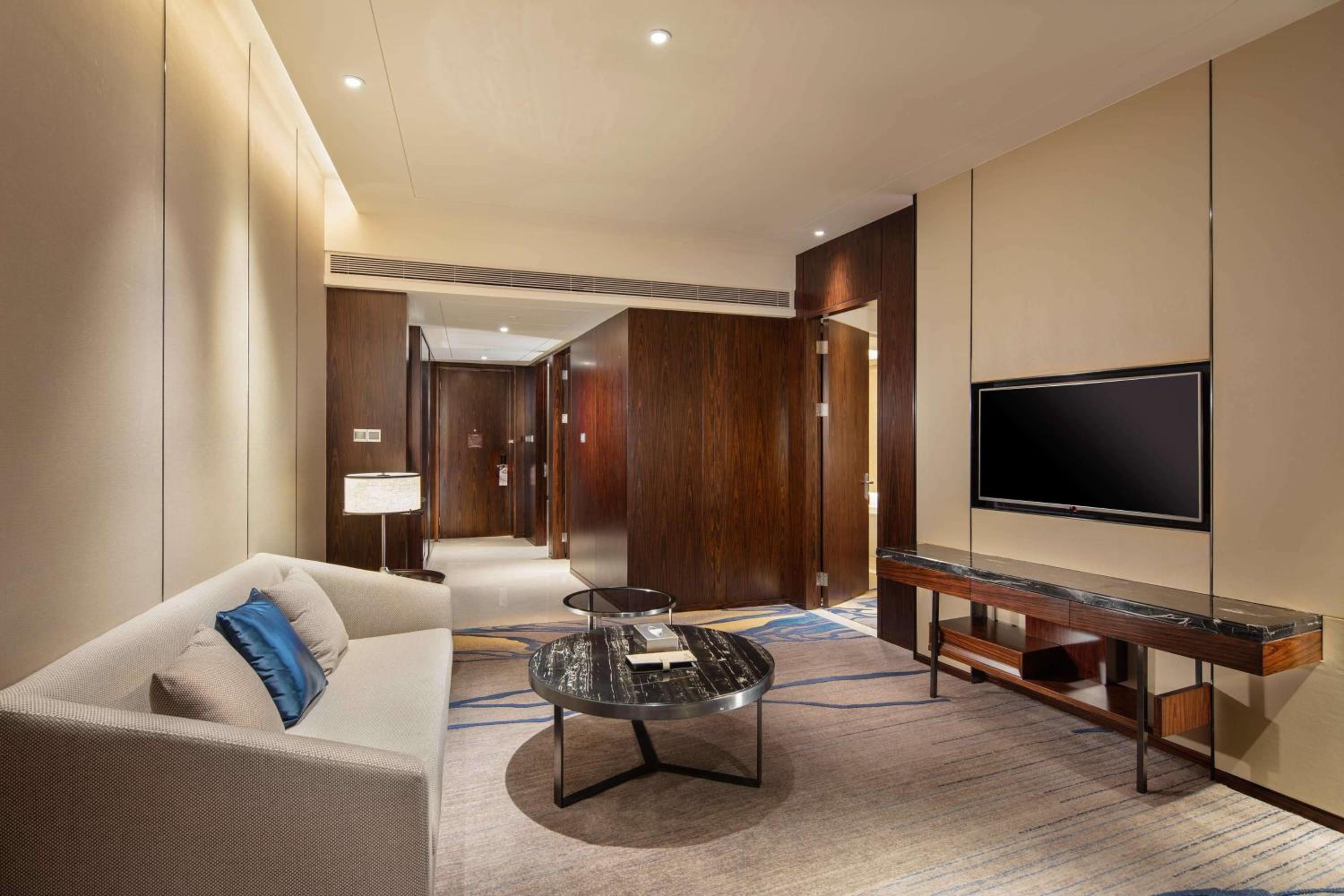 One-Bedroom Premier King Suite with Lounge Access