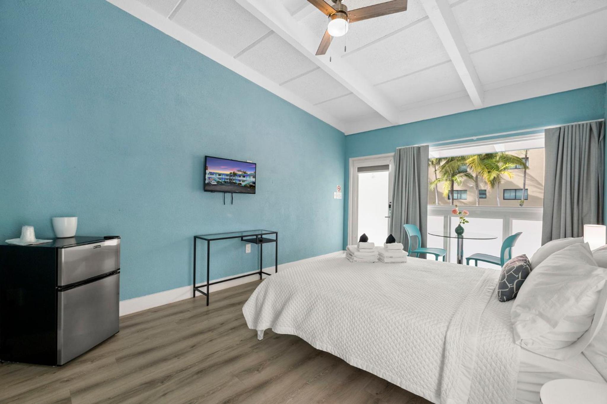 Queen Room with Pool View