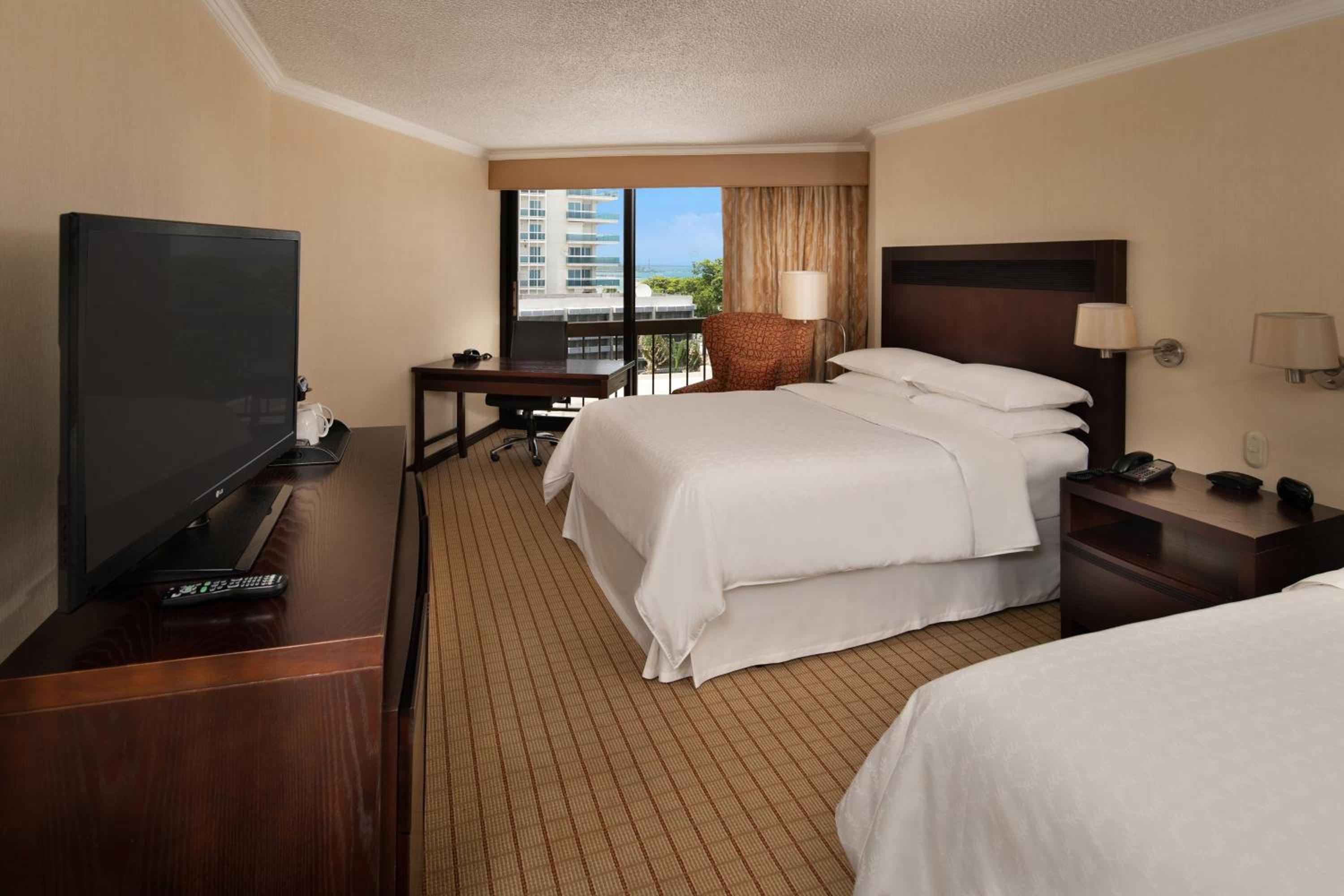Larger Guest room, 2 Queen, Partial ocean view