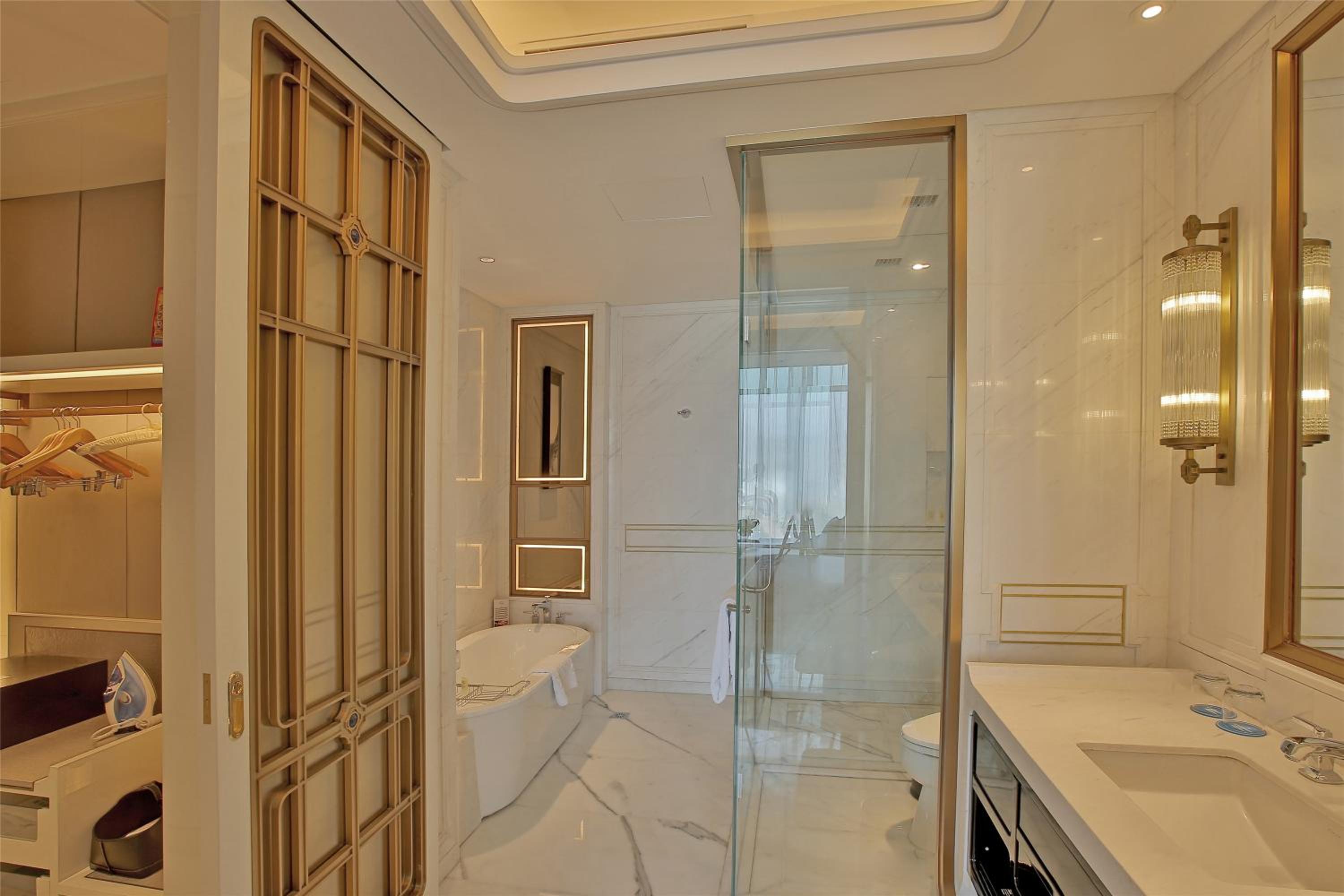 1 King Bed, Elegant Suite（inclusive First Day Mini Bar & Welcome Fruit & Cookies + Daily One Self-Service Laundry Voucher)