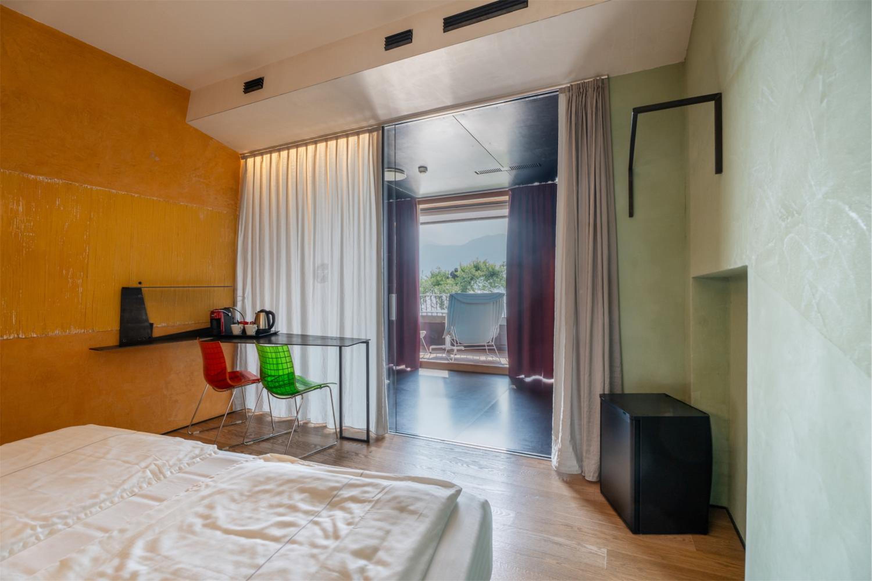 Junior Suite Front Lake 