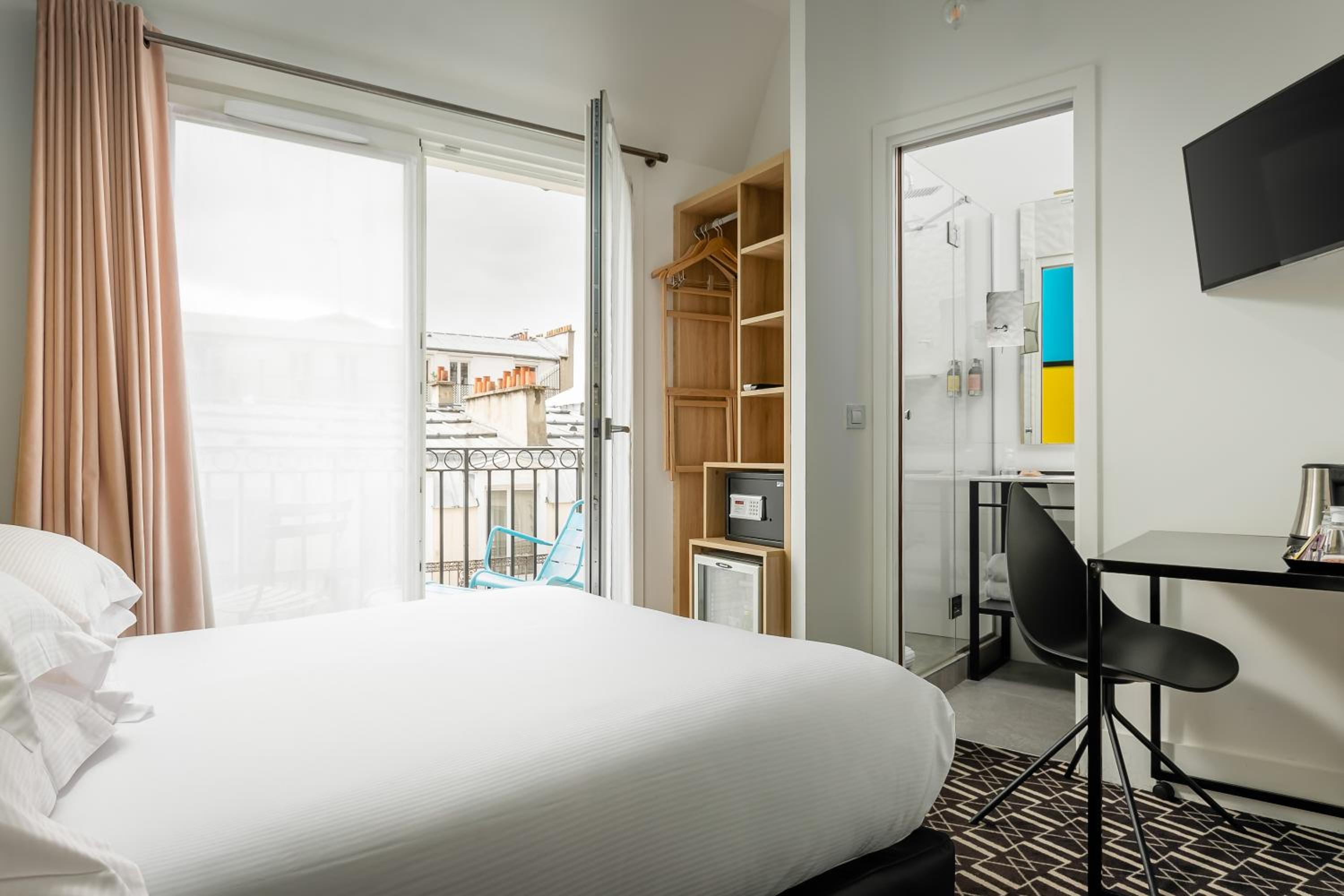 2 Adjacent Double Rooms Family Suite