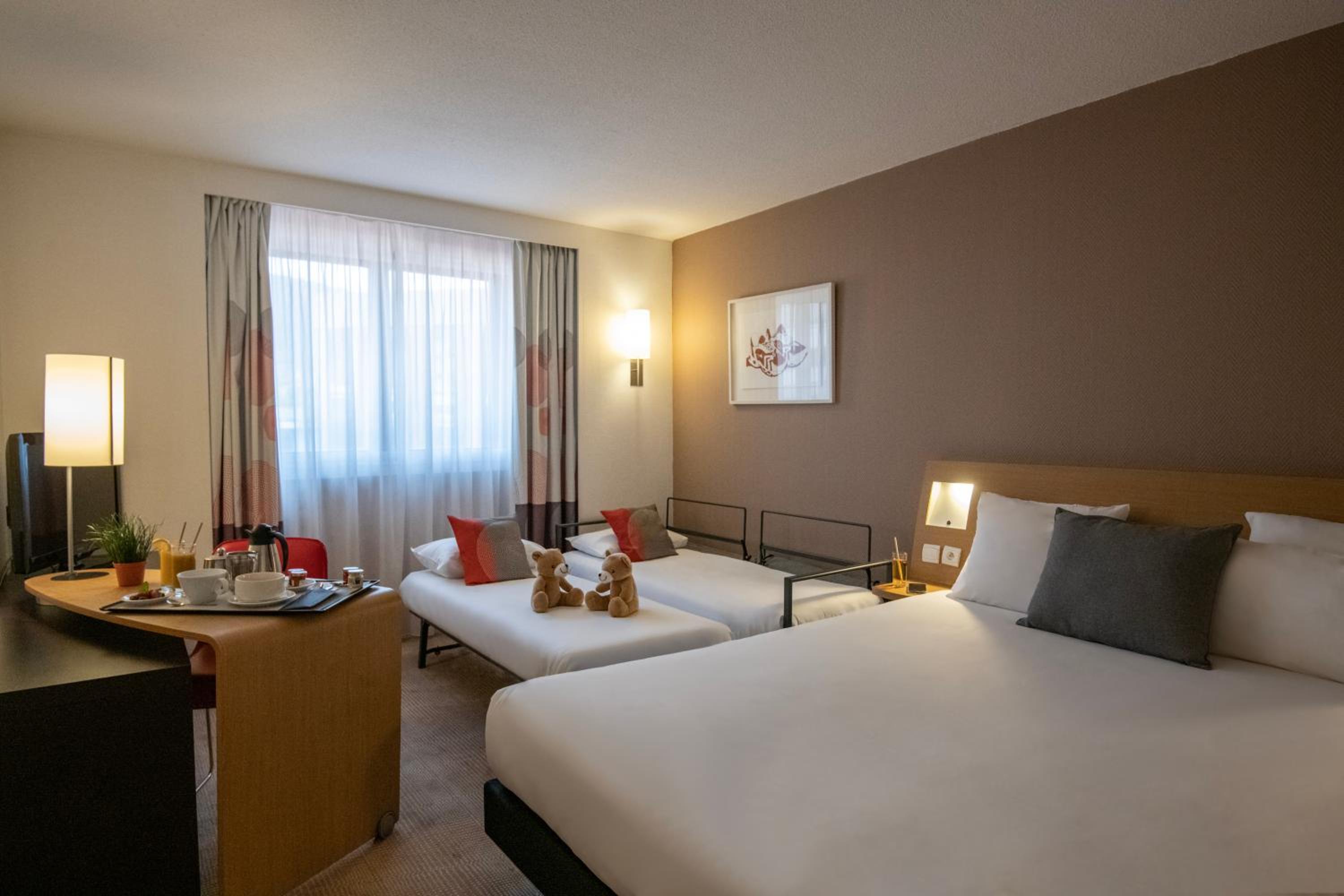 Classic  Family Room with Double Bed and Two Single Beds