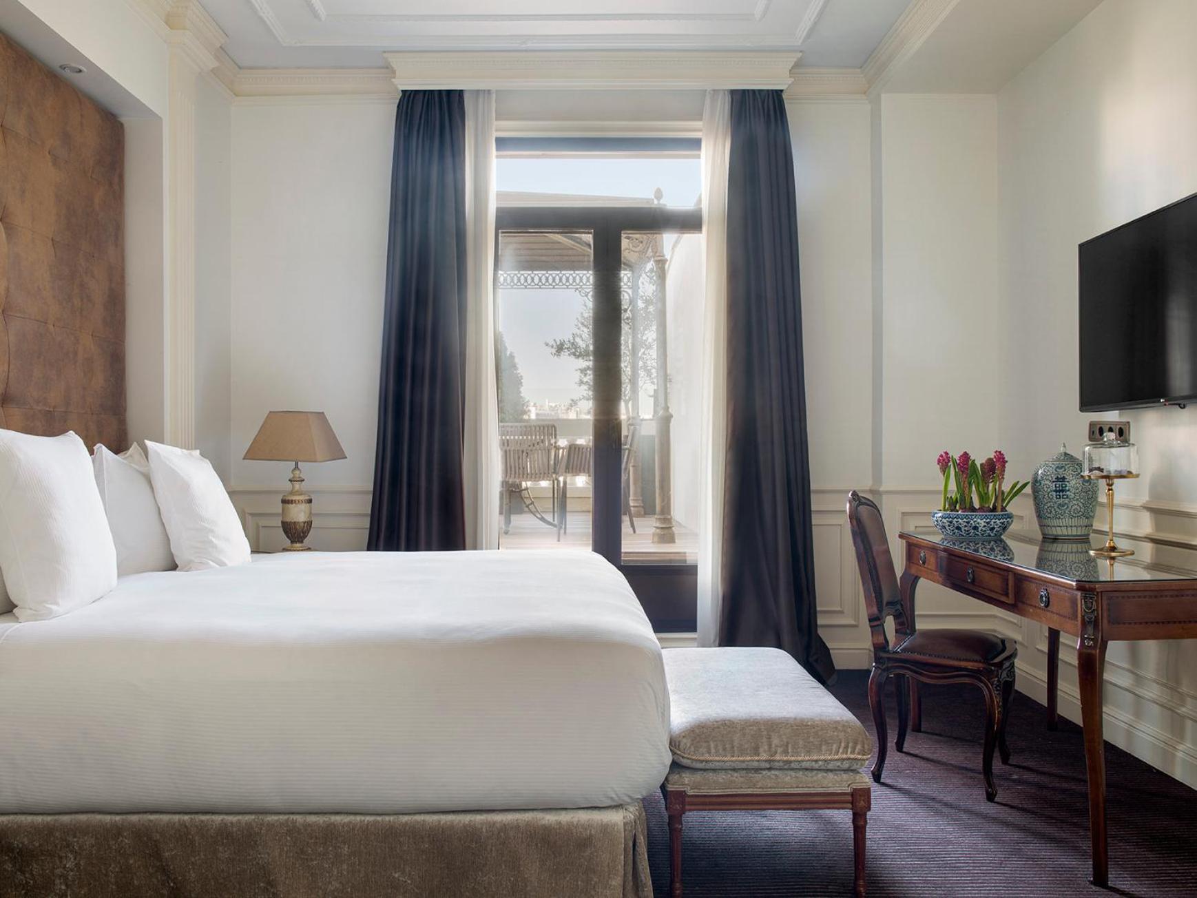 Colon Penthouse Suite Red Level