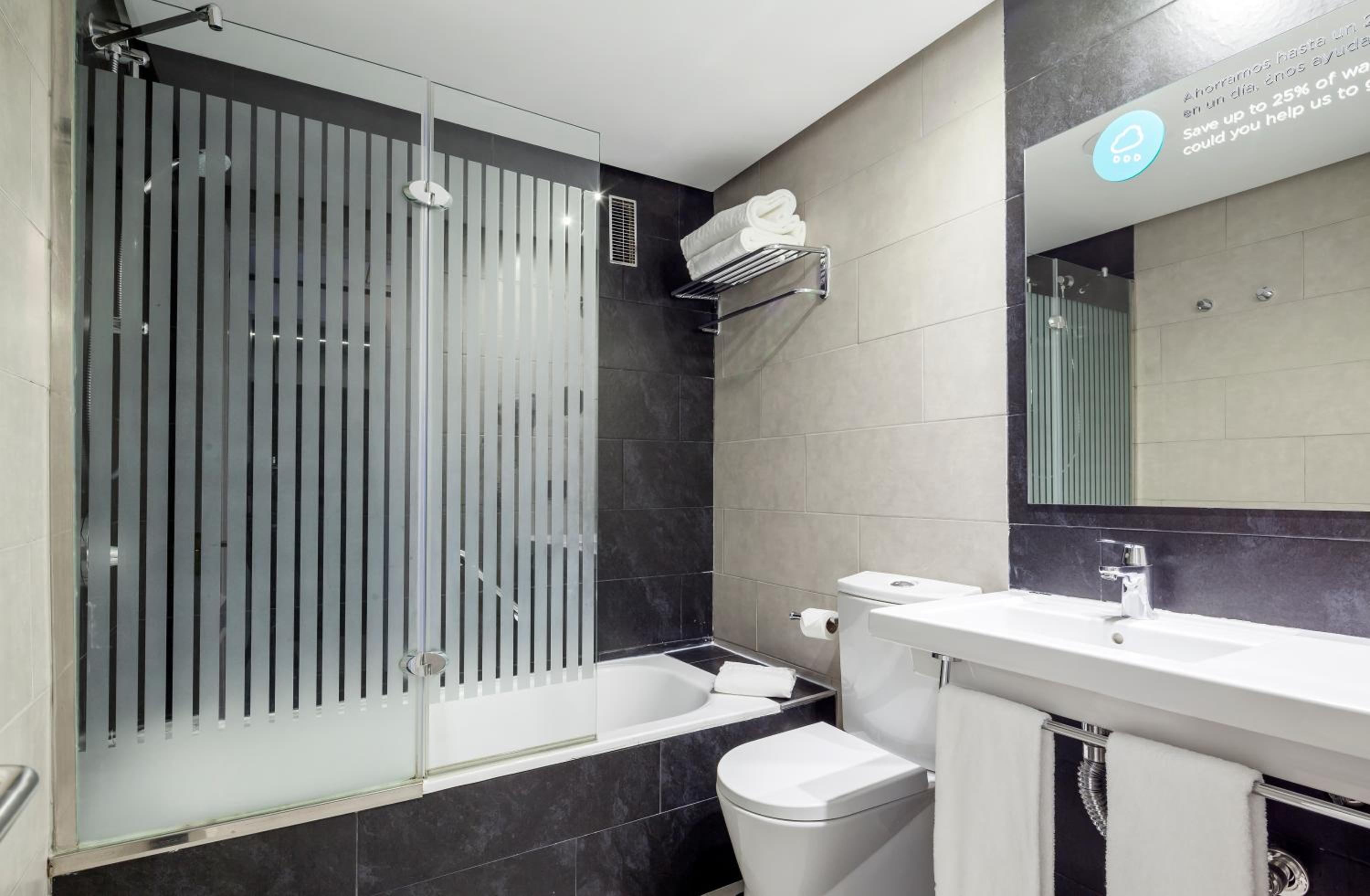 Family Room (2 Adults + 2 Children)