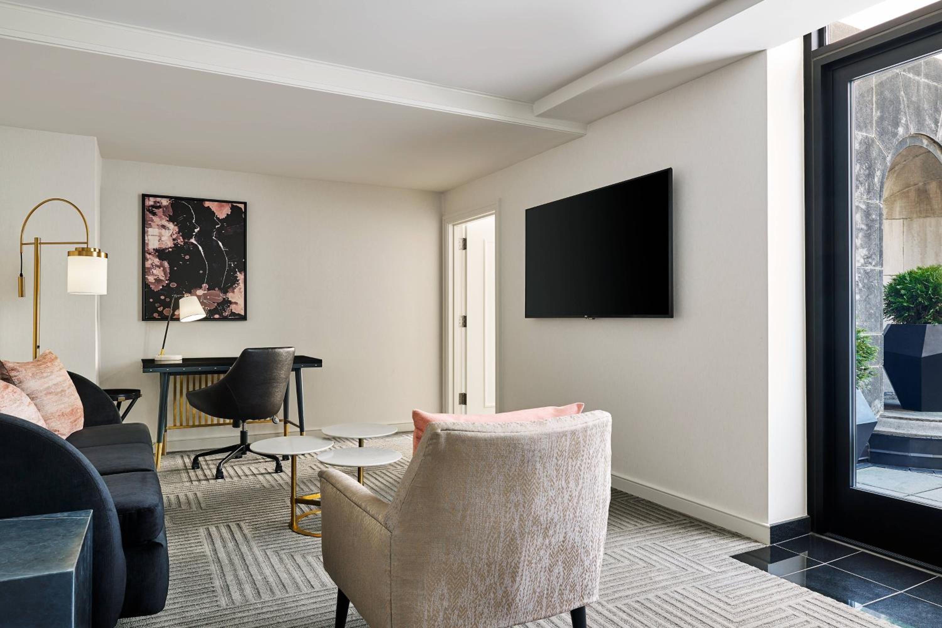 Terrace, Junior Suite, 1 King, Harbor view, Balcony