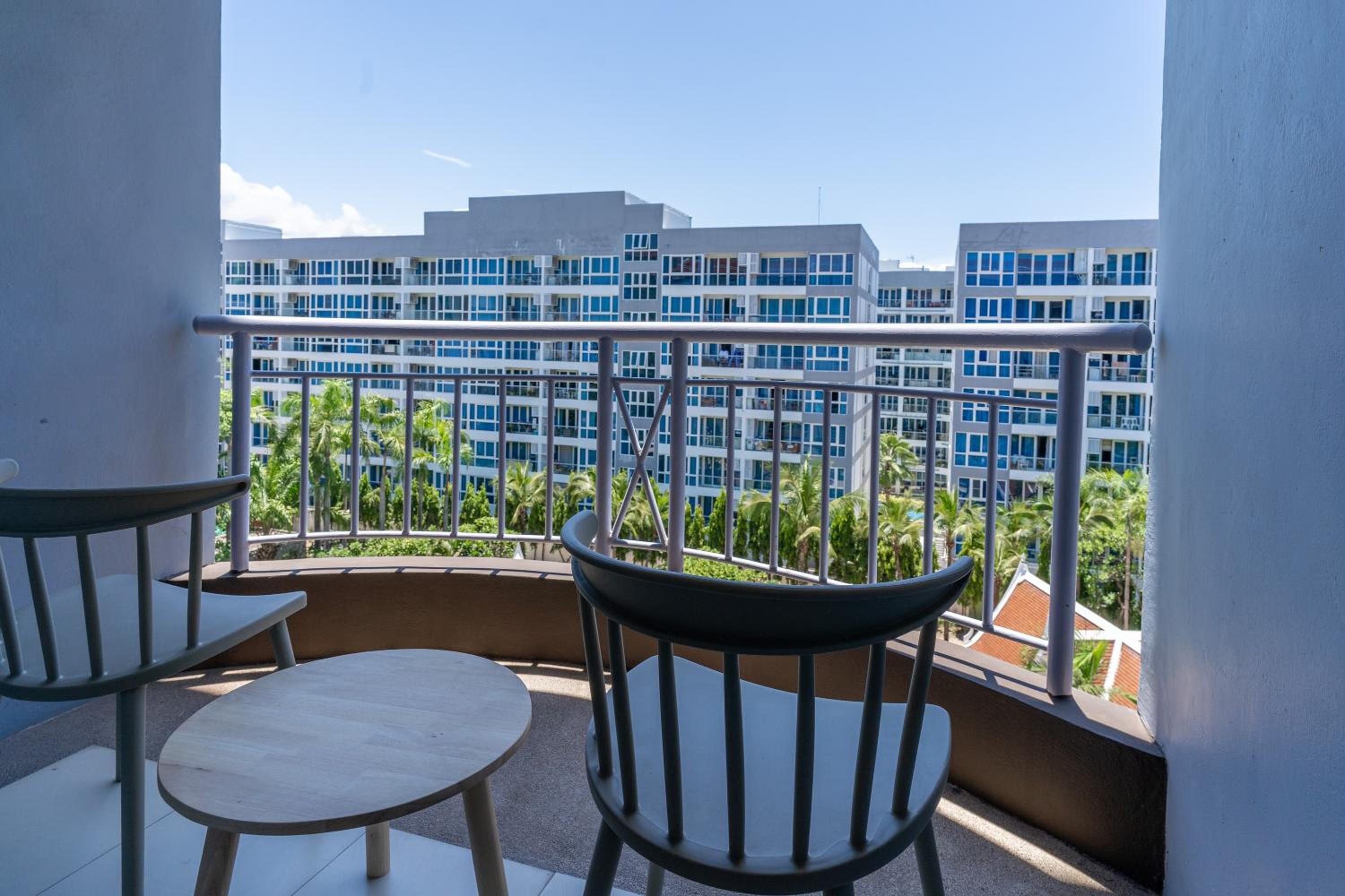 Deluxe Twin Room with Balcony