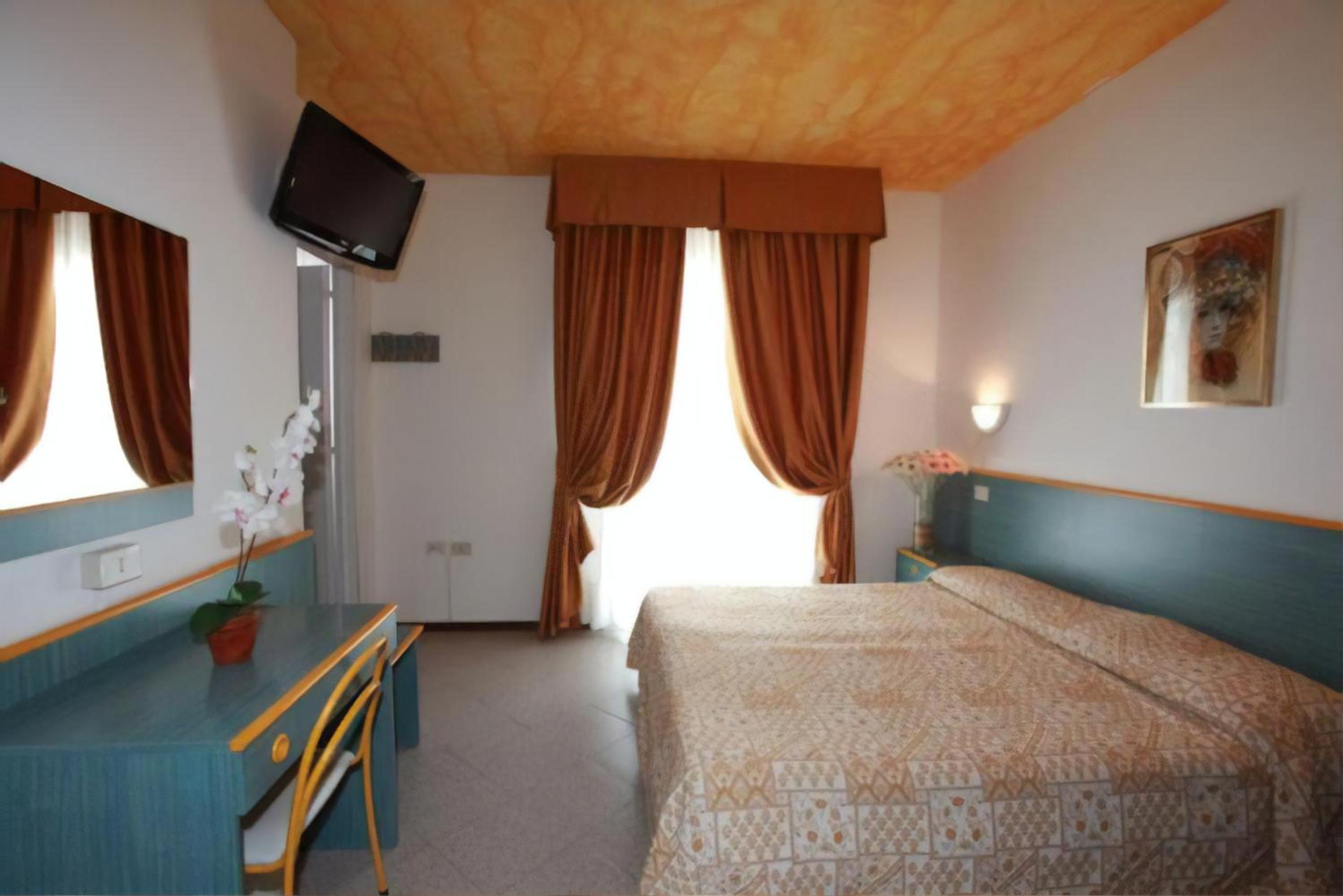 Large Double or Twin Room