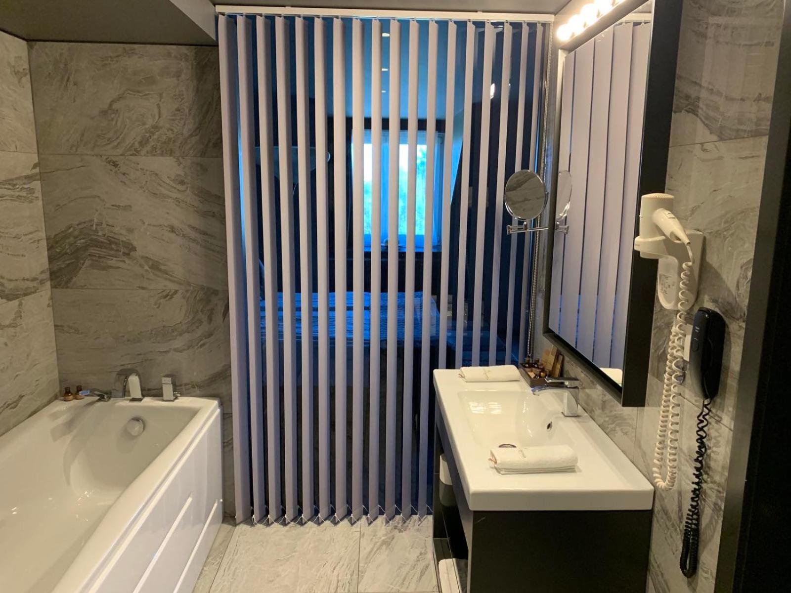 Suite with Mountain View & Free Parking