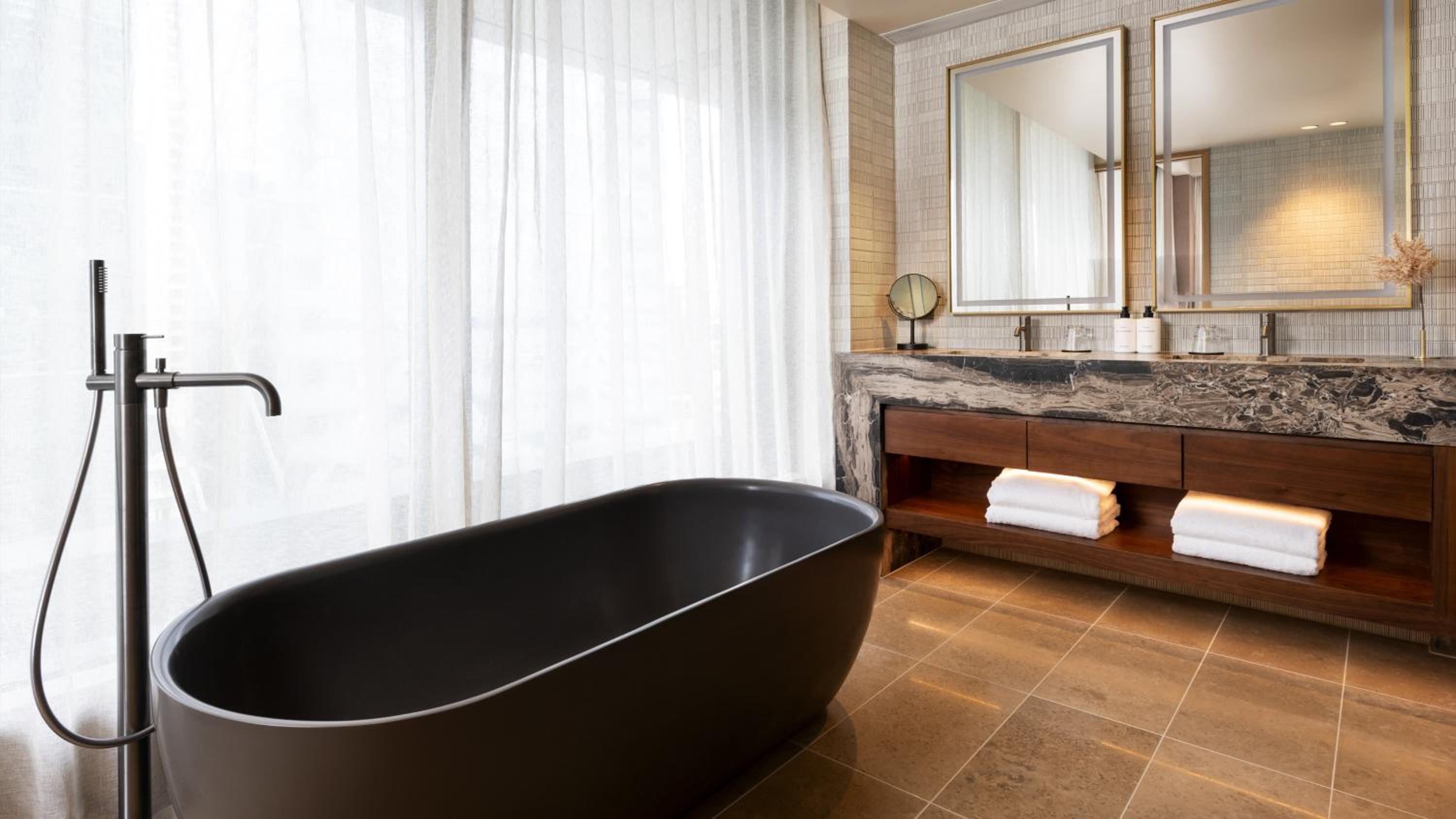 One-Bedroom Suite with Club Lounge Access