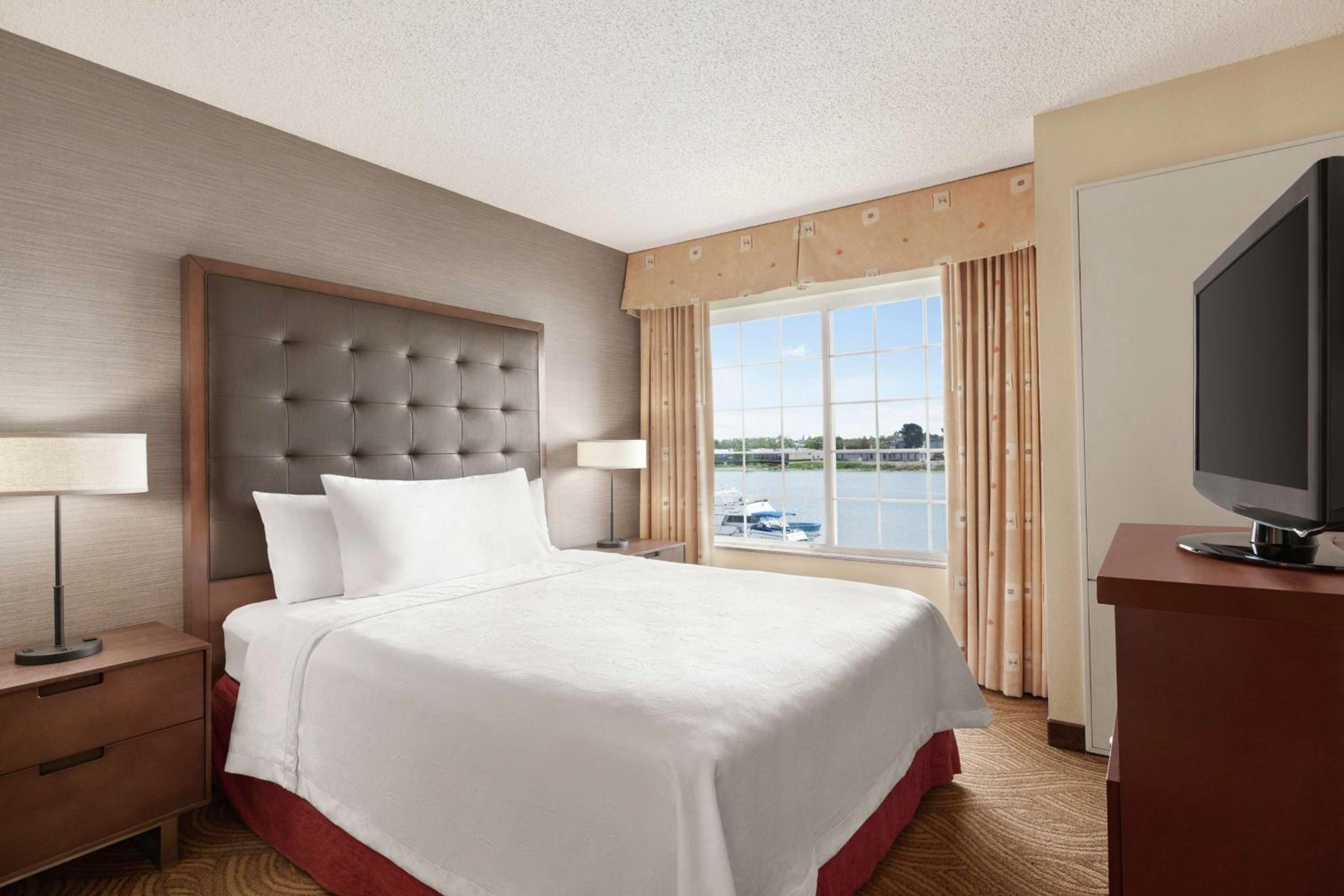 Queen Suite with Waterfront View - Non-Smoking