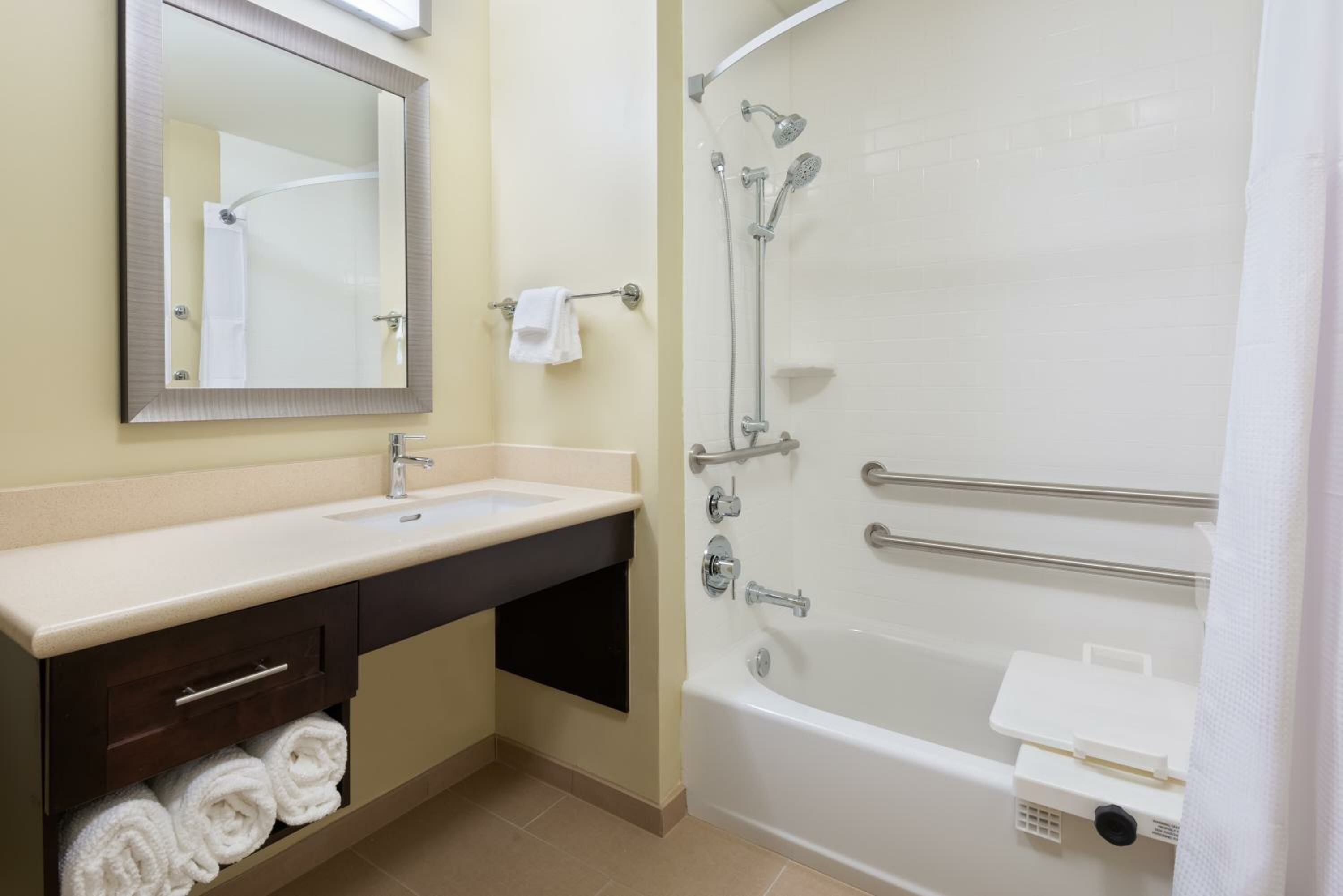 Queen Suite with Two Queen Beds and Mobility Accessible Bathtub - Non-Smoking