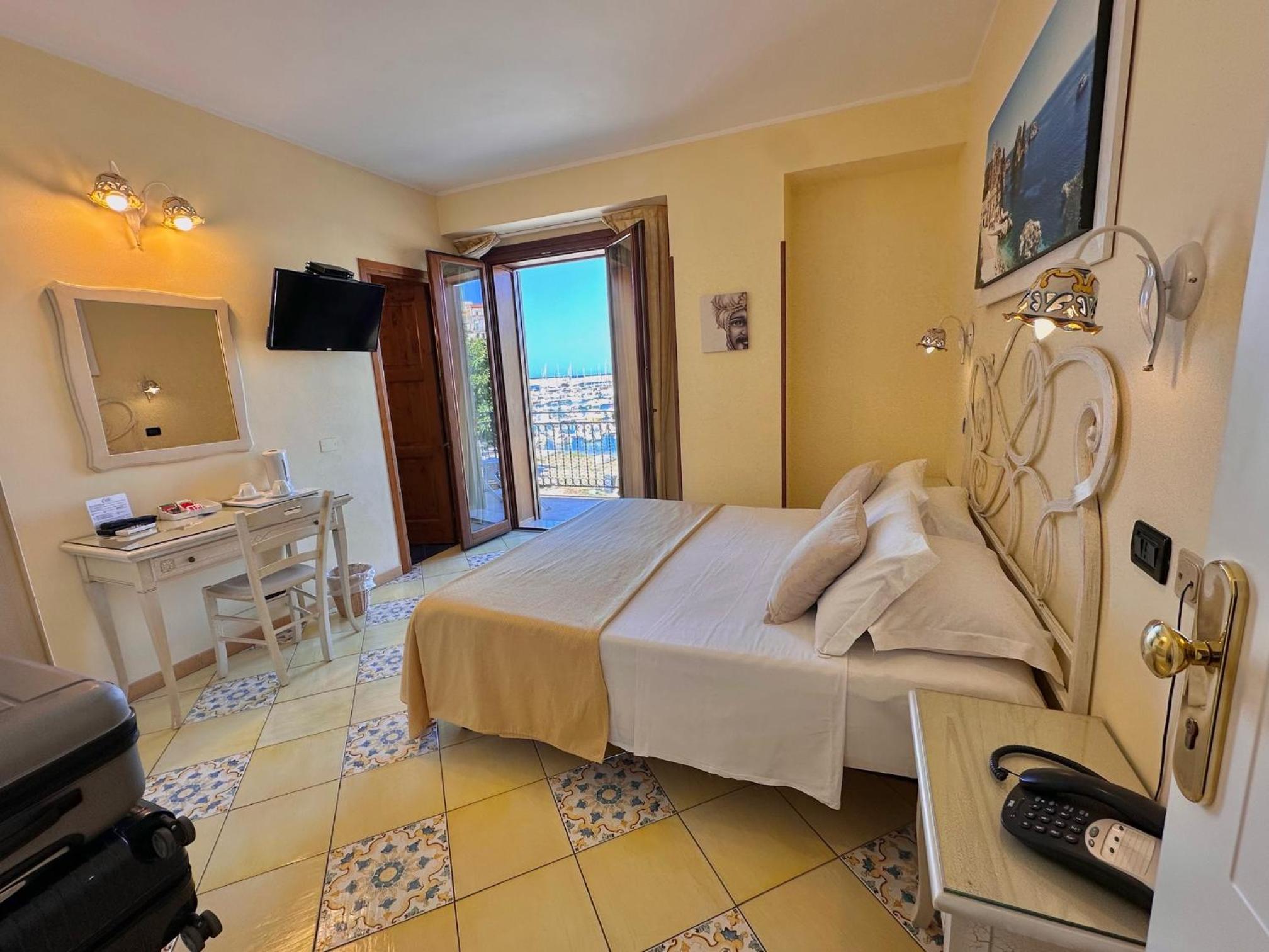Double Room with Balcony and Sea View