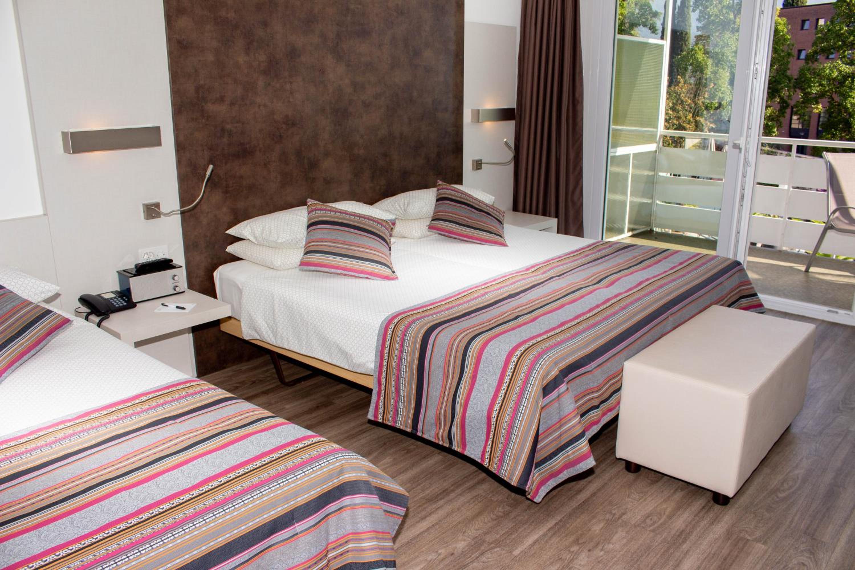 Triple Room With Balcony - City View