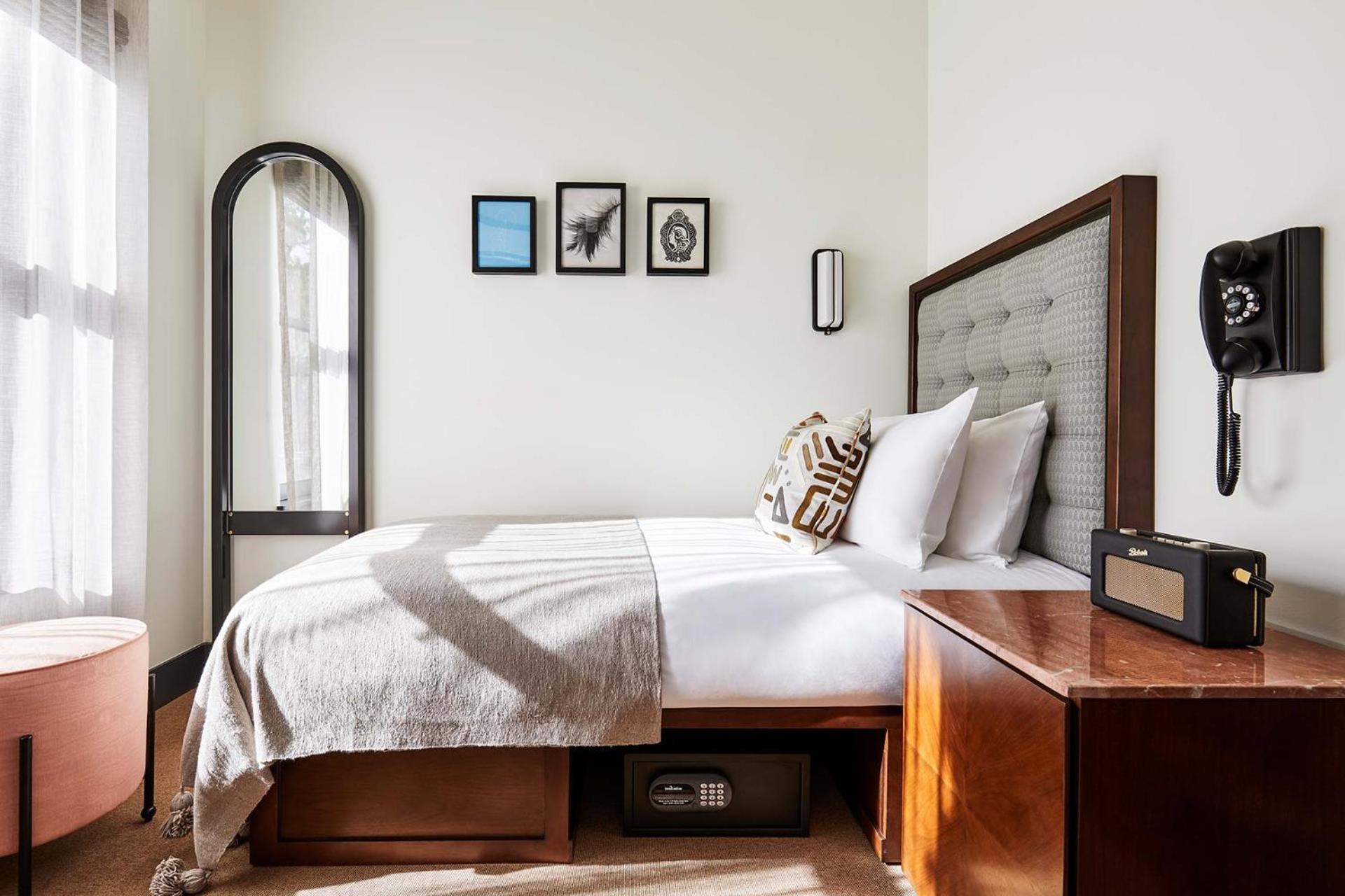 Shoebox - 1 Twin Bed 