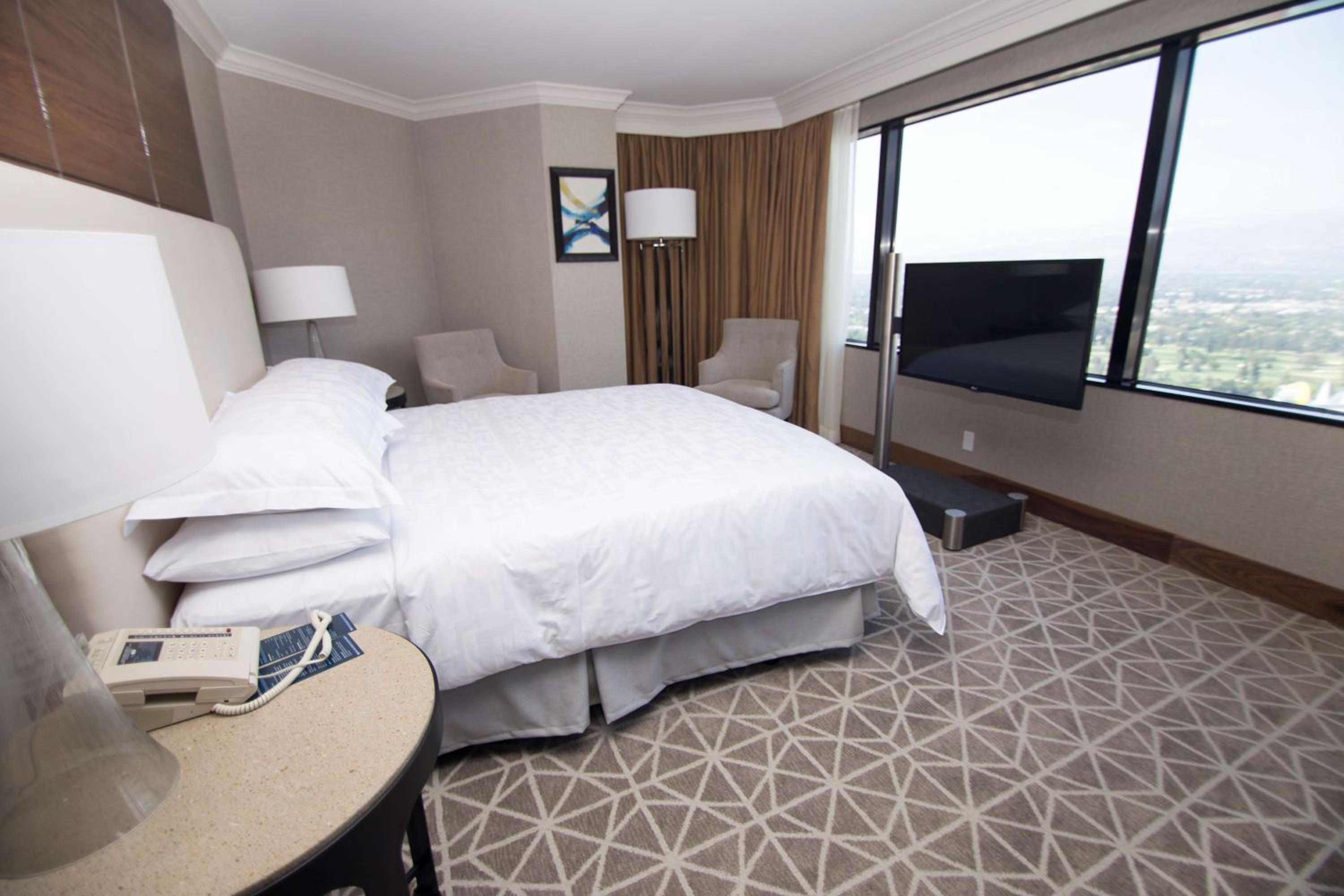 Diplomat Suite with King Bed