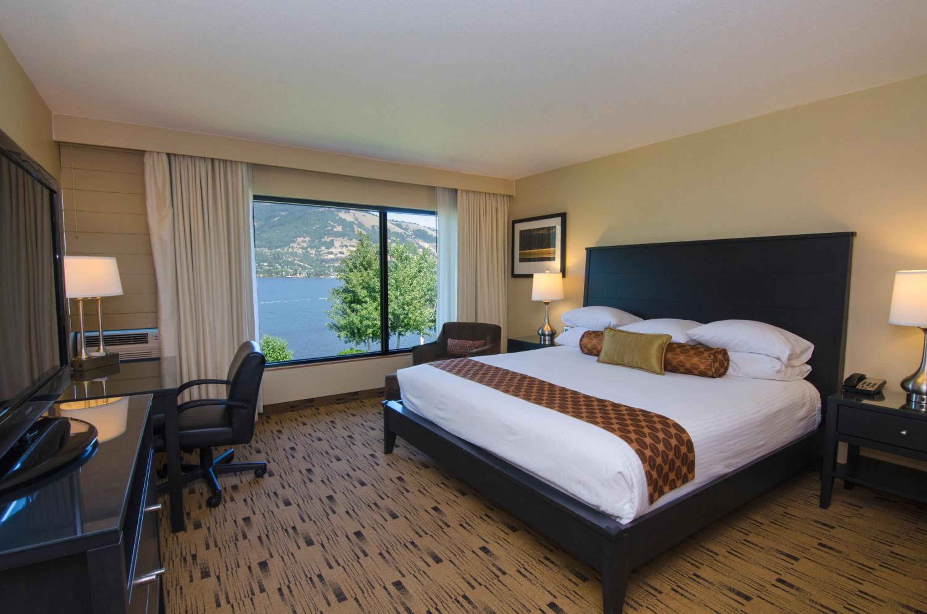 Deluxe King Room with River View - Walk In Shower - Mobility Accessible