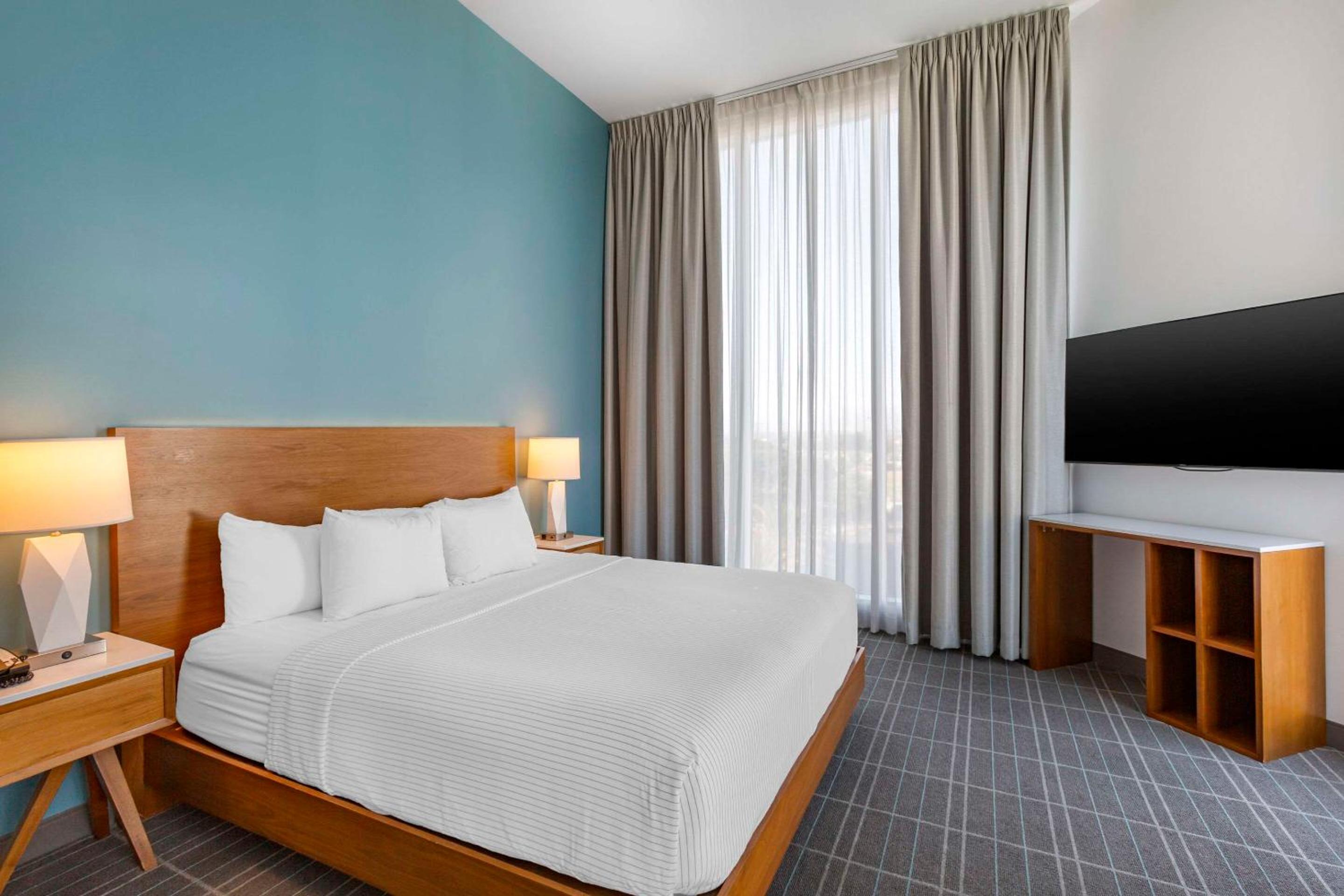 Tower Suite, 1 King Bed with Sofa Bed, Non Smoking