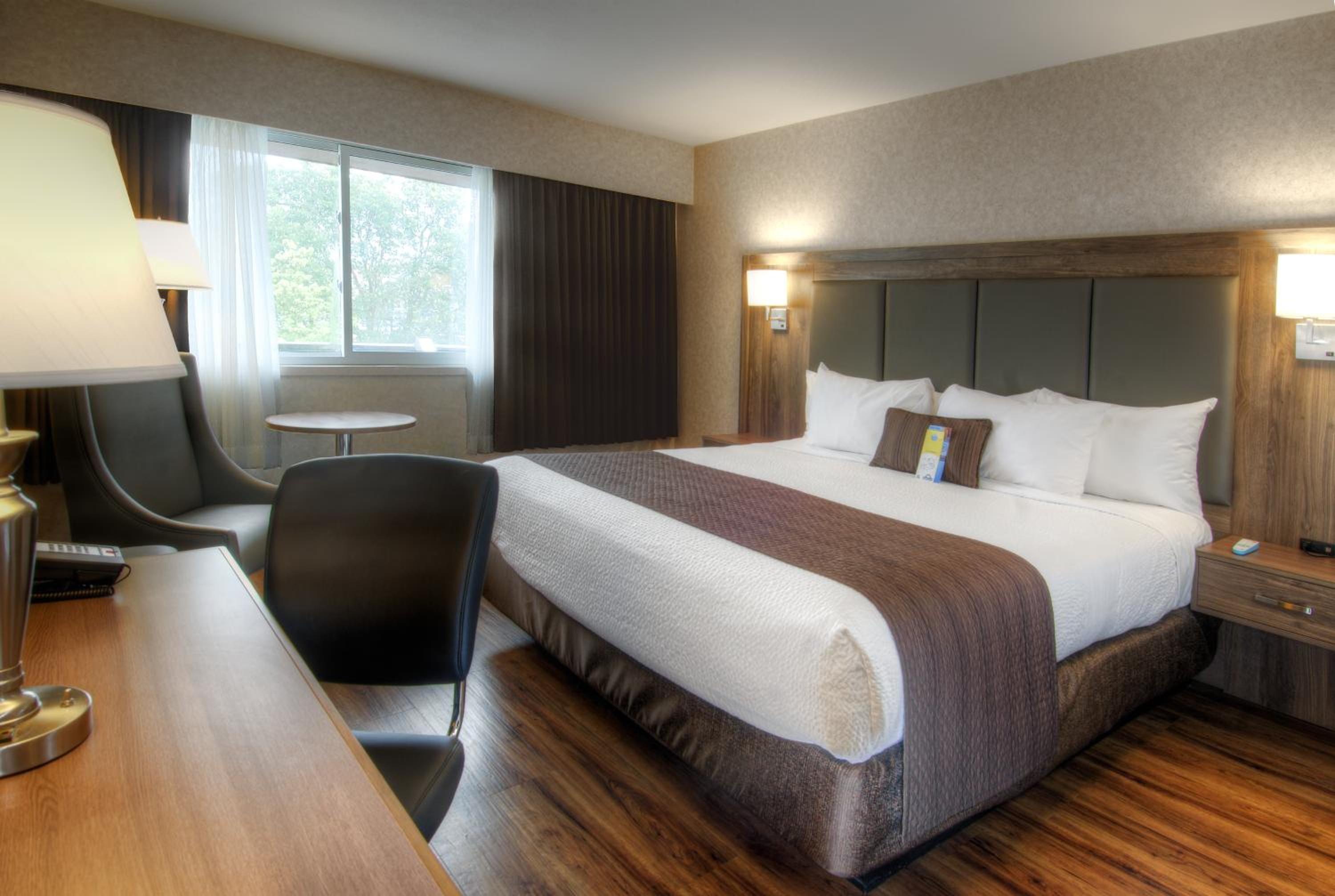 Deluxe King Room with Kitchenette and Harbor View