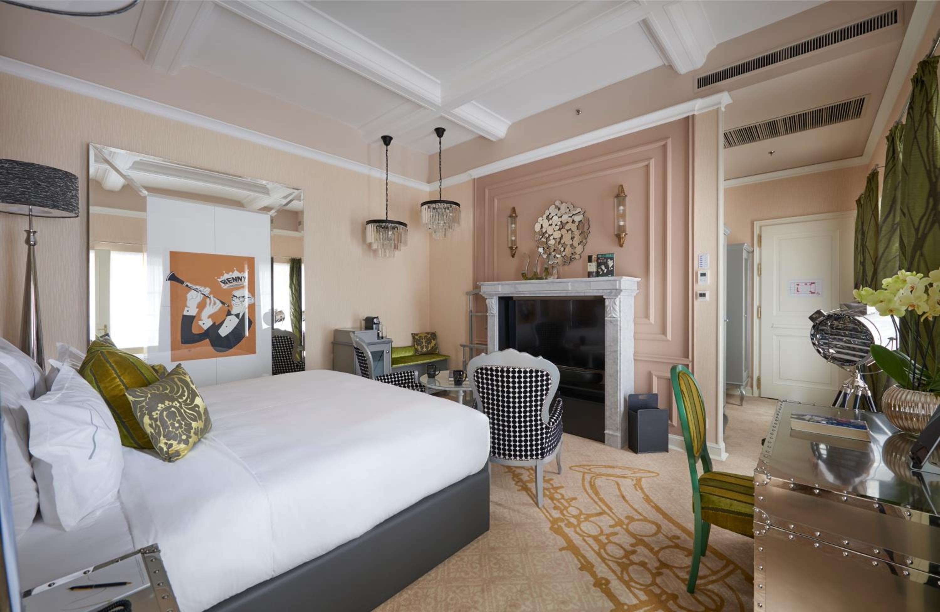 Luxury King Room with Music Garden View